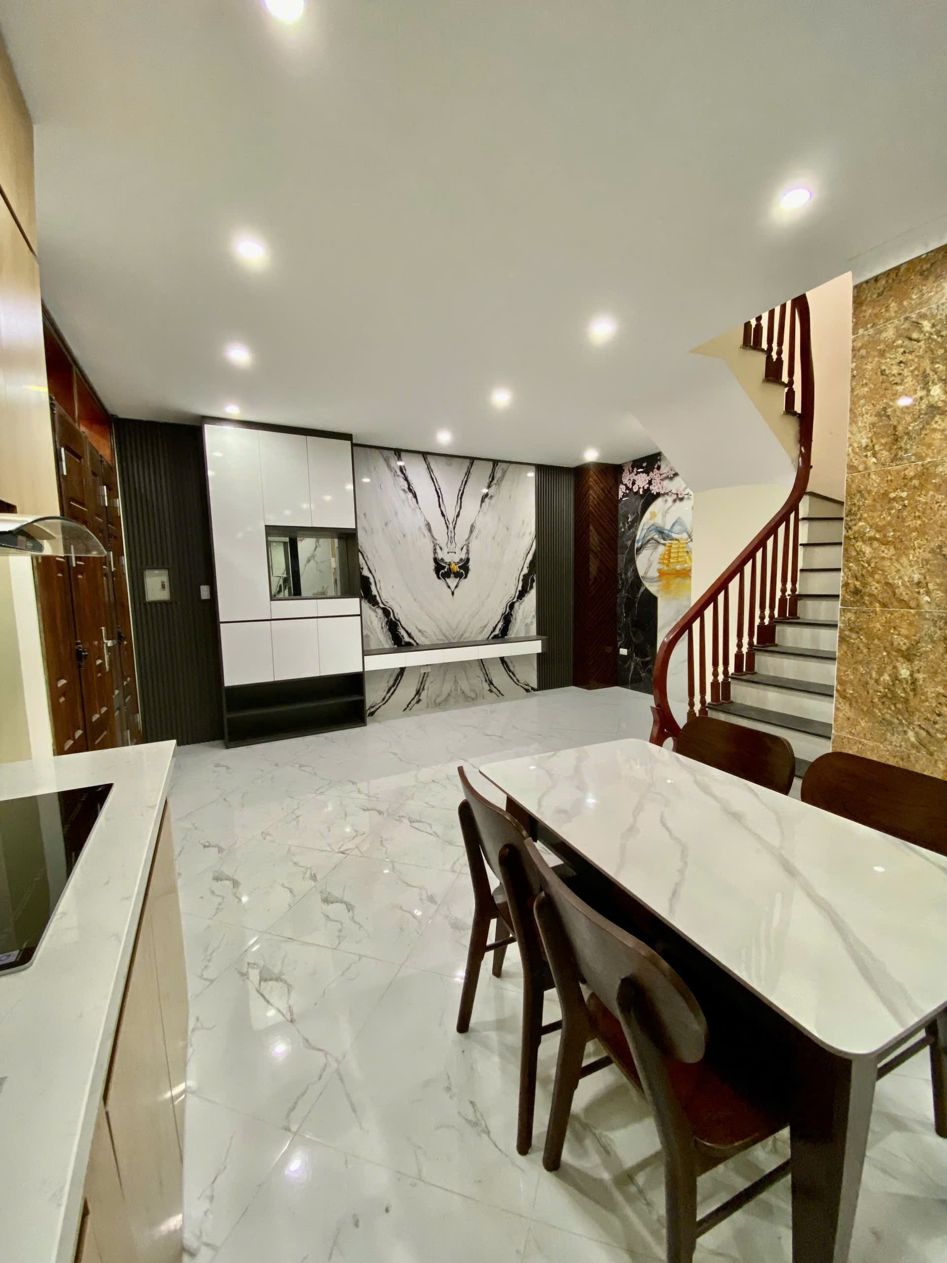 Bán nhà phố Hồng Tiến, 5 tầng, thang máy, 3545m2, giá 8.9 tỷ