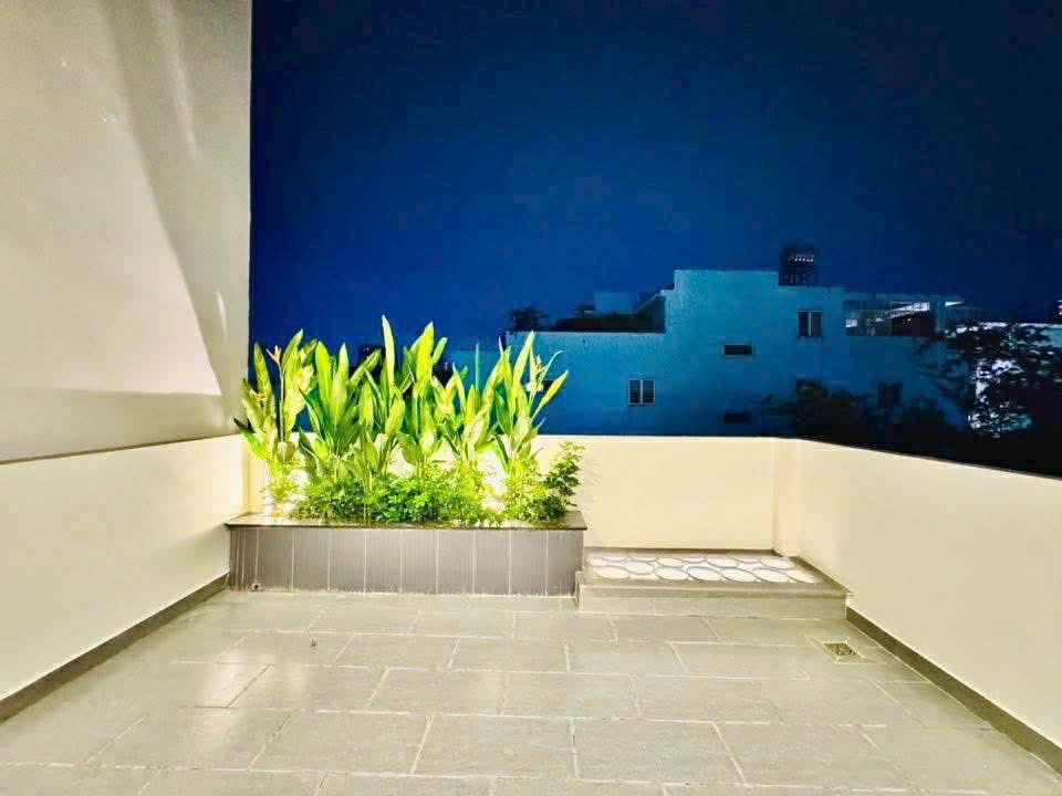 Sát mặt tiền đường ra công viên Làng Hoa, diện tích 4,5m x 15m, full công năng, giá 9,6 tỷ