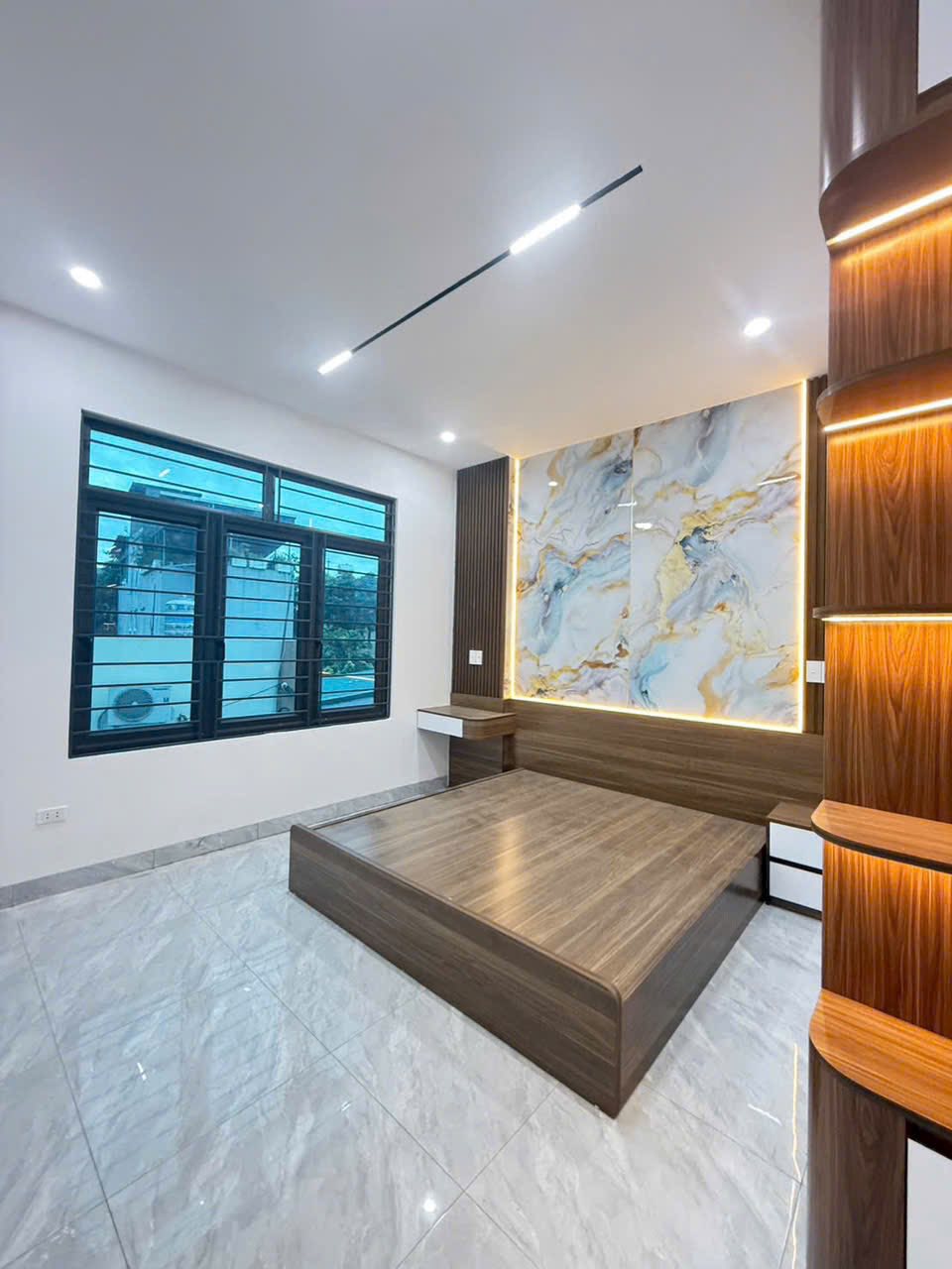 Bán căn nhà 3 tầng ngõ phố Bình Lộc, Lê Thanh Nghị, 90m2, ngang 4,89m, 3 ngủ, 2 vệ sinh