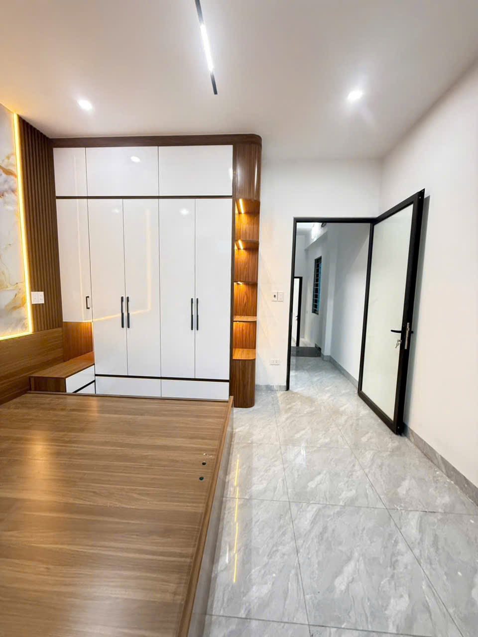 Bán căn nhà 3 tầng ngõ phố Bình Lộc, Lê Thanh Nghị, 90m2, ngang 4,89m, 3 ngủ, 2 vệ sinh