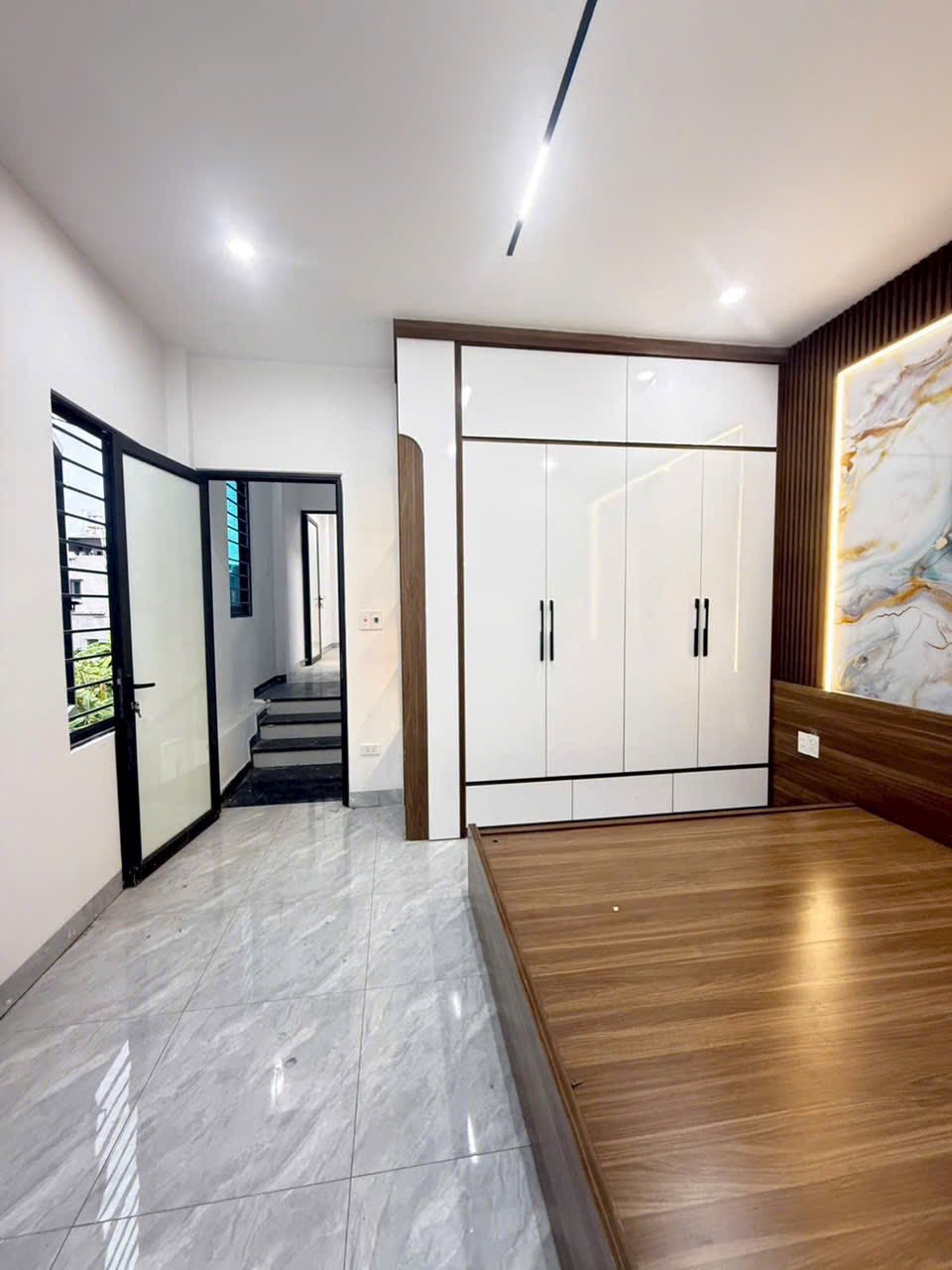 Bán căn nhà 3 tầng ngõ phố Bình Lộc, Lê Thanh Nghị, 90m2, ngang 4,89m, 3 ngủ, 2 vệ sinh