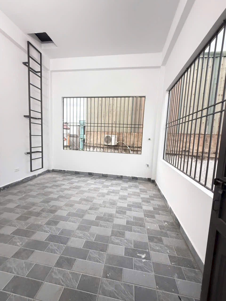 Bán căn nhà 3 tầng ngõ phố Bình Lộc, Lê Thanh Nghị, 90m2, ngang 4,89m, 3 ngủ, 2 vệ sinh