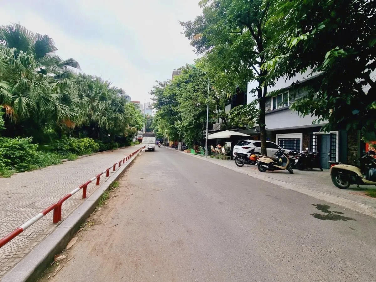 Siêu phẩm Hoàng Cầu - 53m² - 7 tầng thang máy - gara - ngõ nông ô tô tránh - ở văn phòng