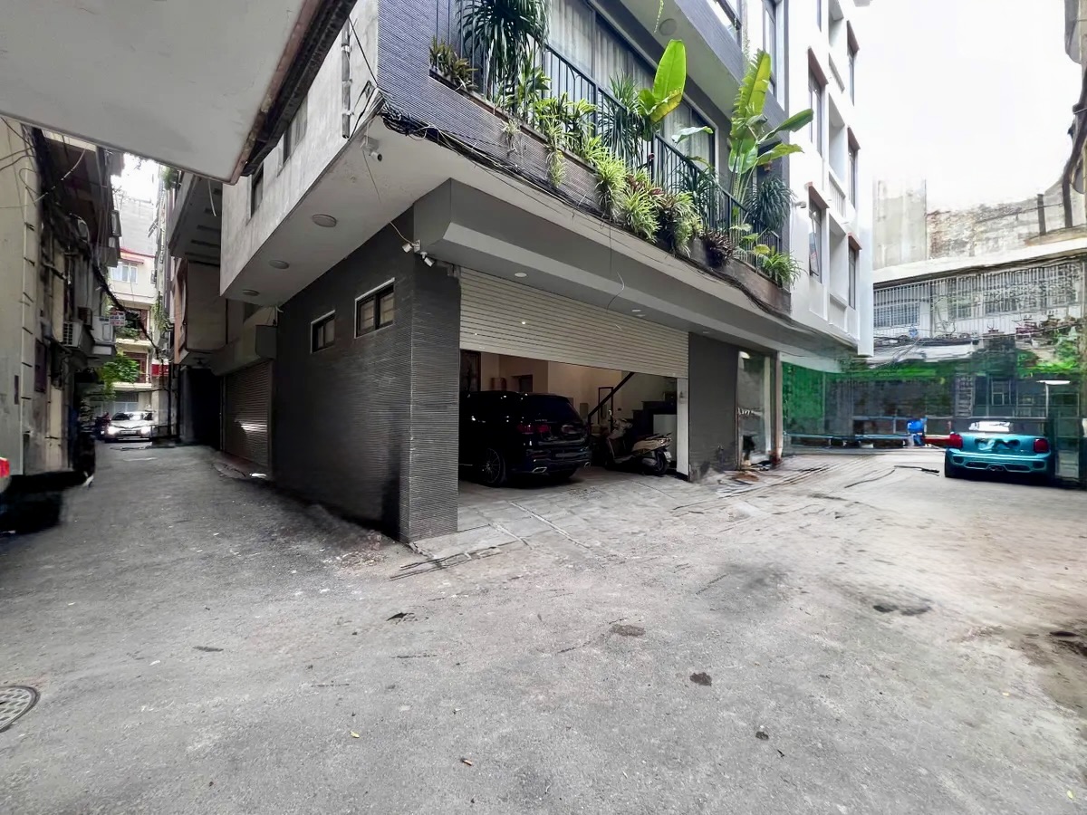 Siêu phẩm Hoàng Cầu - lô góc 7 tầng thang máy - vỉa hè - gara - ở kinh doanh - gần quận uỷ - gần hồ