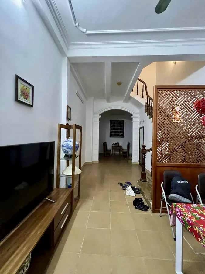 Siêu phẩm phân lô Hoàng Cầu, 47m² x 4 tầng – Ô tô đỗ gần, 2 thoáng, sổ đẹp, dân xây chắc