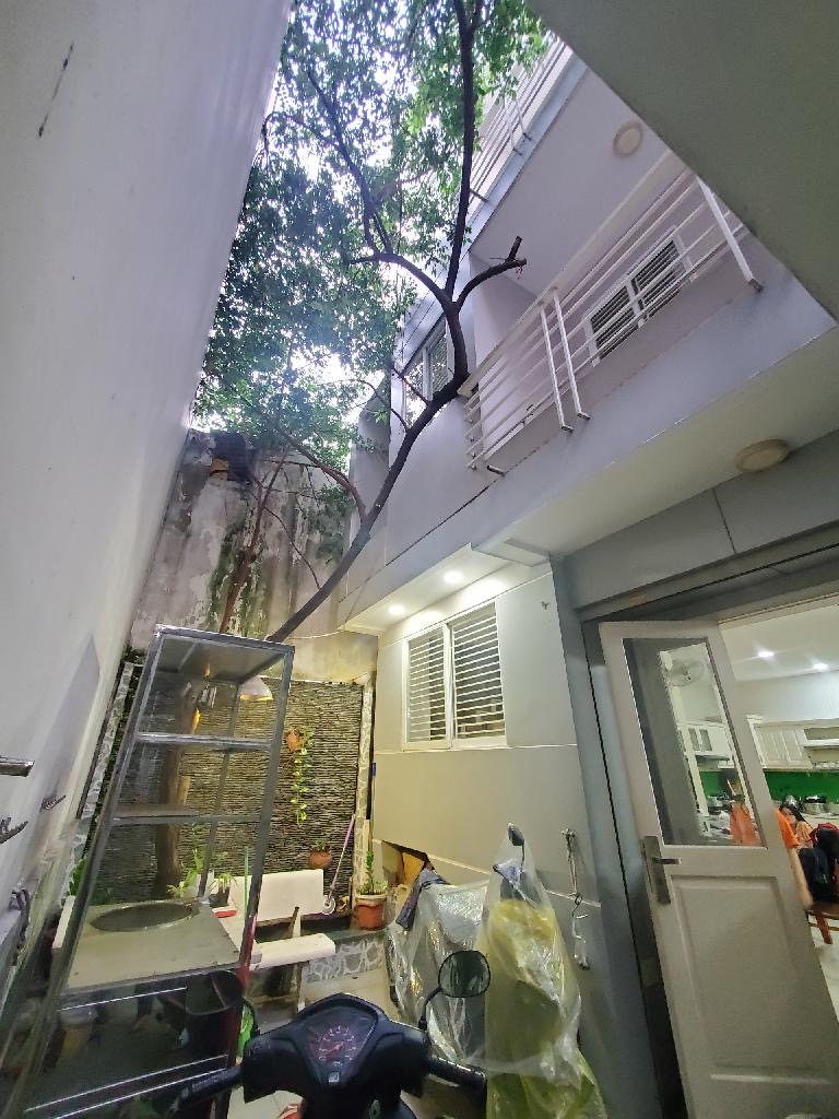 Bán nhà ngay chợ Cây Quéo, Hoàng Hoa Thám, 4 tầng + sân thượng, 52m2 có sân vườn