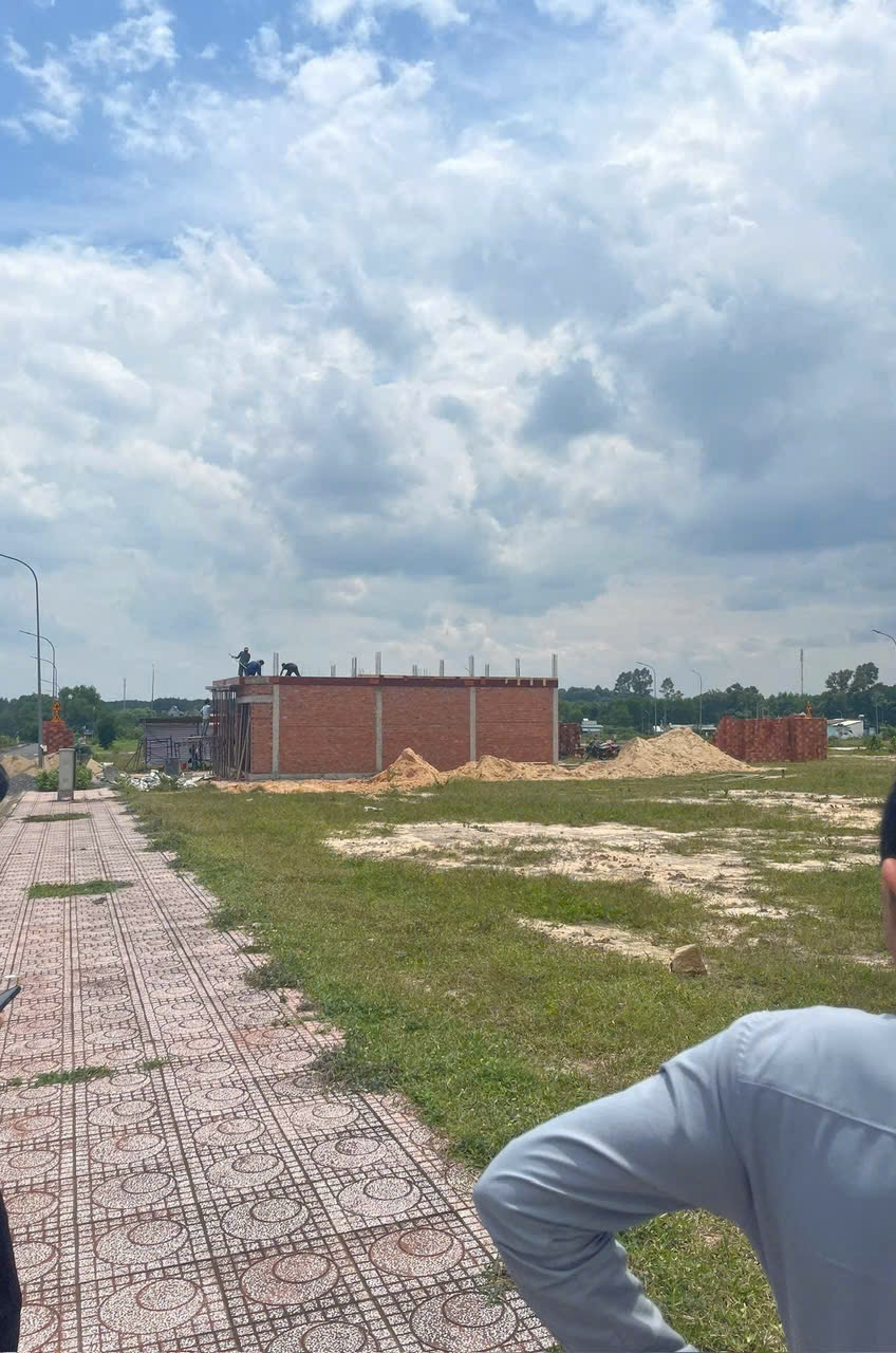 Cần bán gấp lô đất 126m2 ngay đường Lê Duẩn gần Vincom Long Thành, sổ hồng riêng giá chỉ 2,3 tỷ