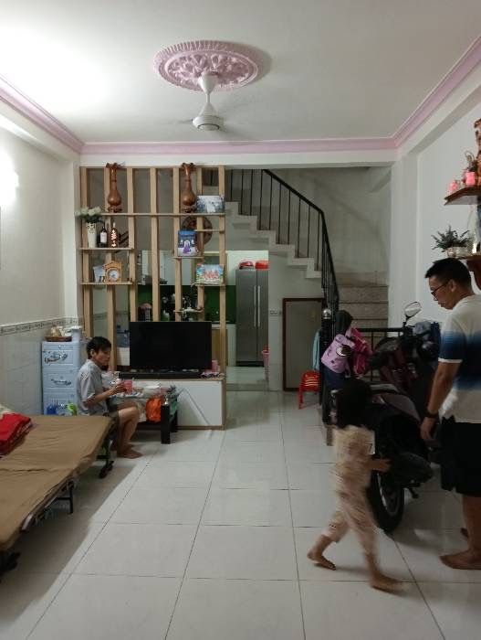 Nhà 3 tầng Hồ Đắc Di, 42m2, 3 tầng, 4 ngủ, ở ngay, chỉ 4.8 tỷ