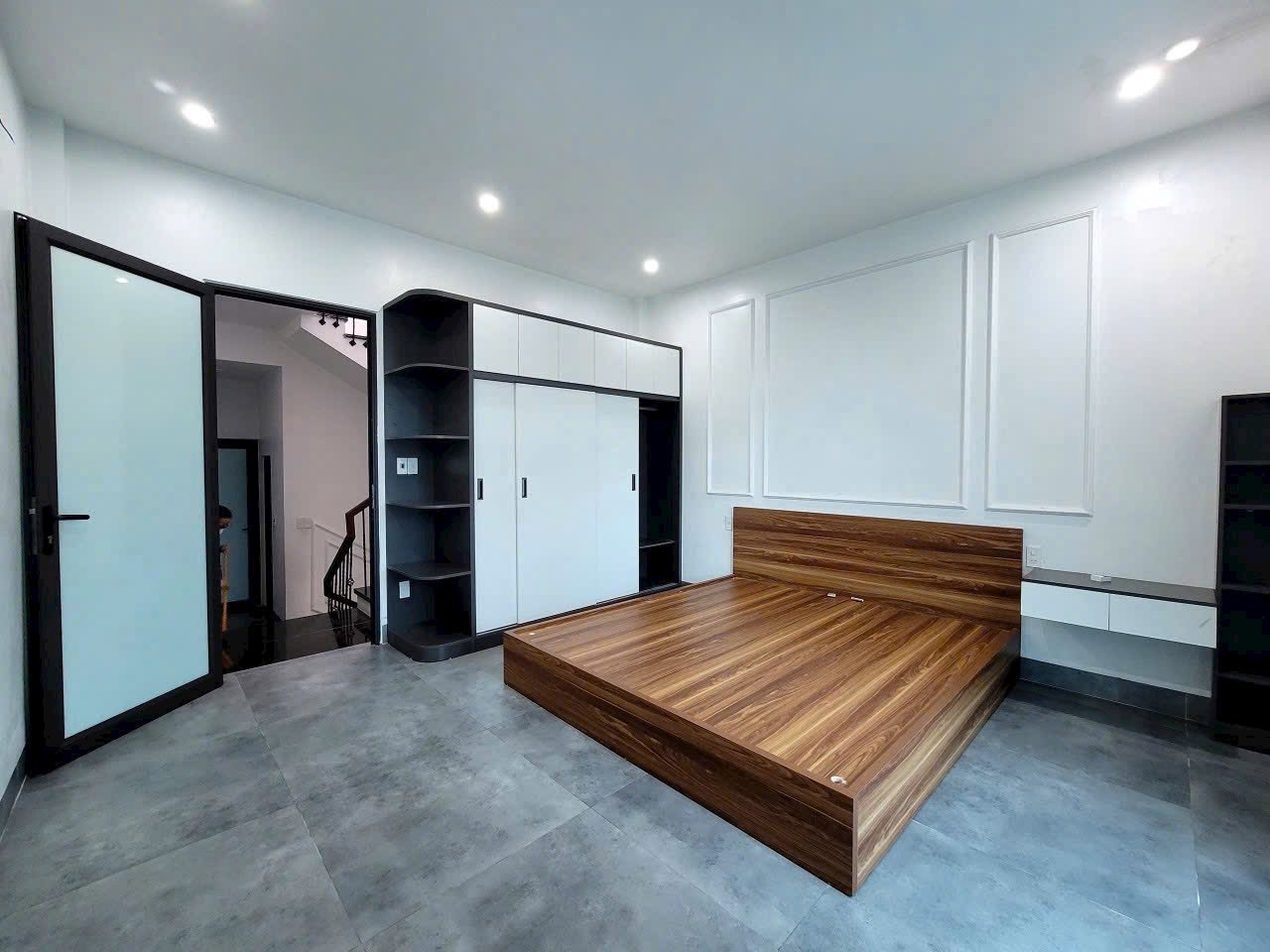 Bán căn nhà 3 tầng, ngõ phố Nguyễn Hữu Cầu, ph Hải Dương, diện tích 95,6m2, ngang 4,5m, 4 ngủ