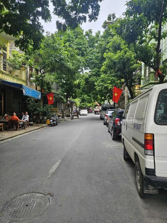 Hiếm nhà 5 tầng mặt phố Văn Phúc, 120m2, 2 mặt tiền 6.6m có vỉa hè rộng, vị trí đẹp, giá 38.5 tỷ