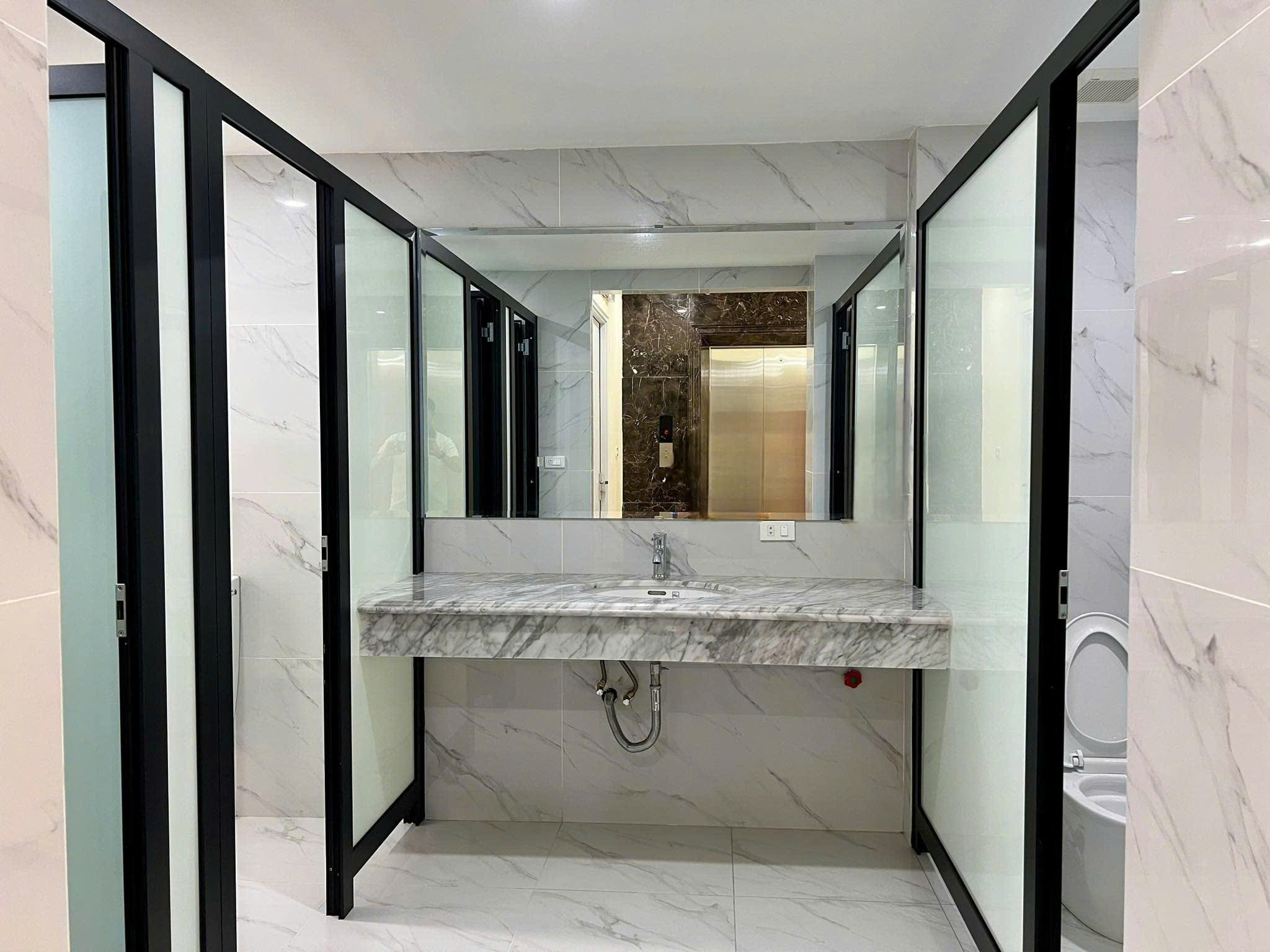 Tòa nhà văn phòng trung văn gần Trung Hòa – Nhân Chính, 8 tầng thang máy mới tinh