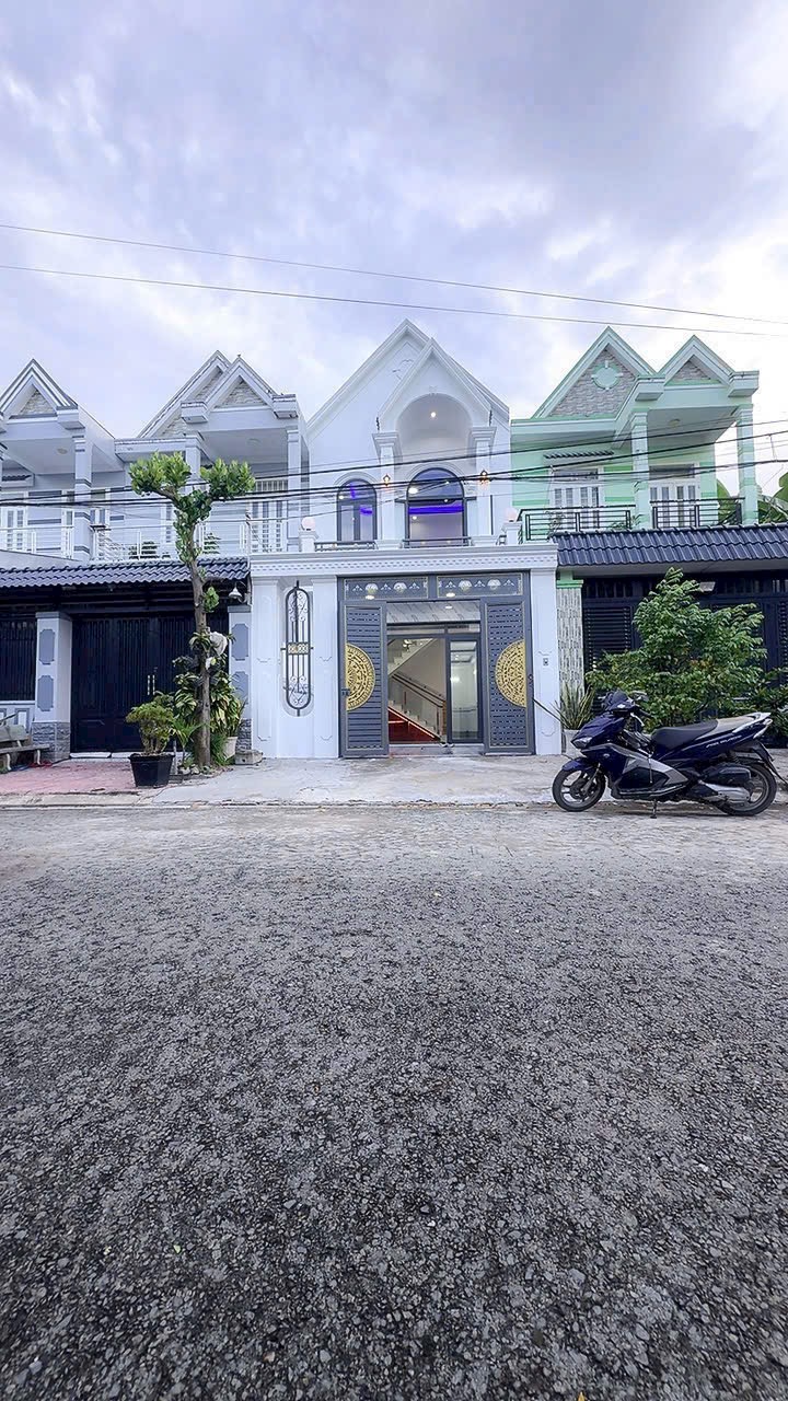 Bán nhà mái Thái 1 trệt, 1 lầu, giá chỉ 1,25 tỷ