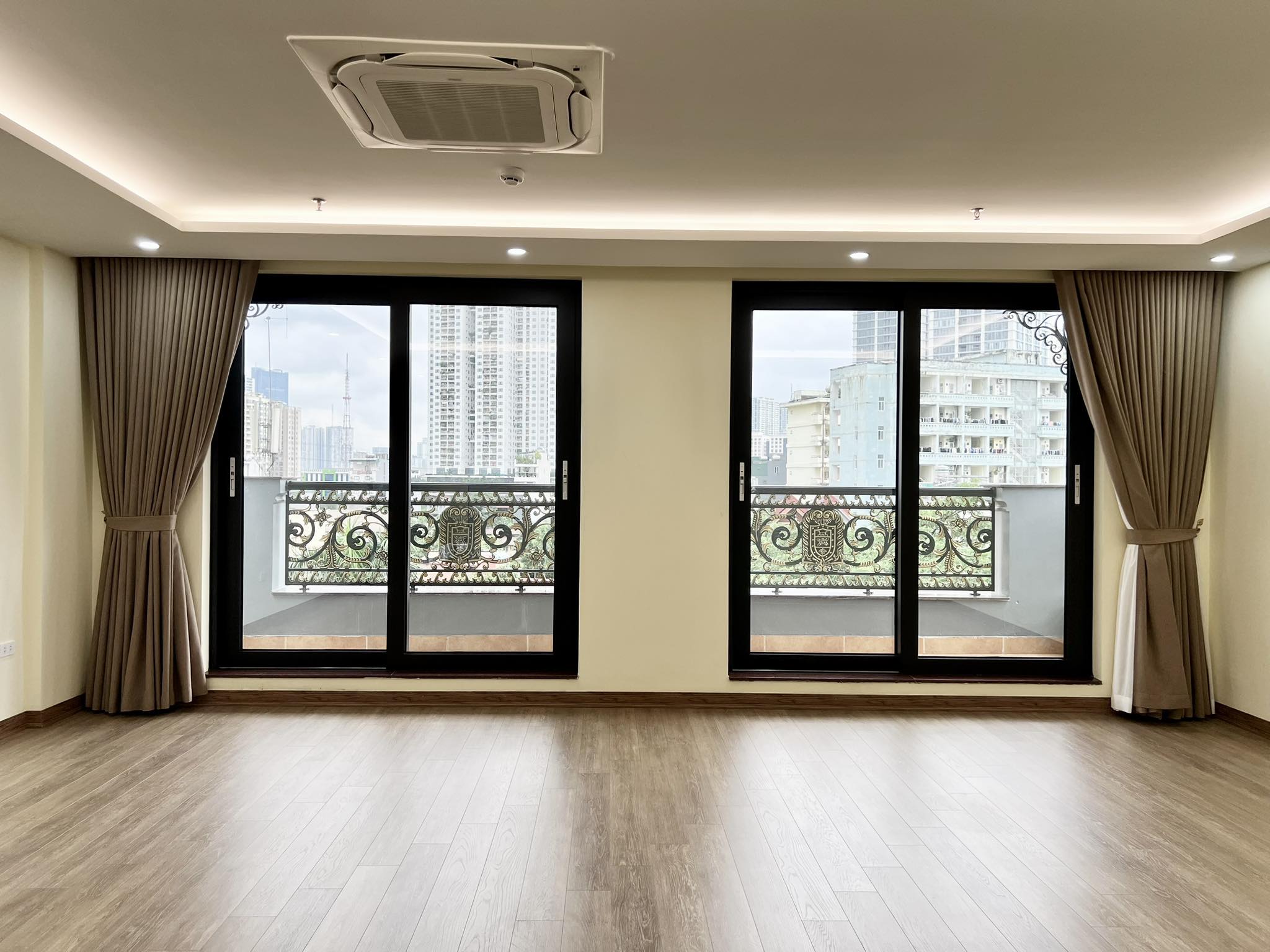 Bán tòa nhà 8 tầng xây mới, thang máy, mặt phố Trung Văn