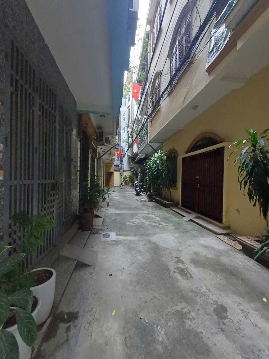 Cần bán nhà Giáp Bát, Hoàng Mai, 45m2, 3 tầng, mặt tiền 5,2m, giá 11,9 tỷ
