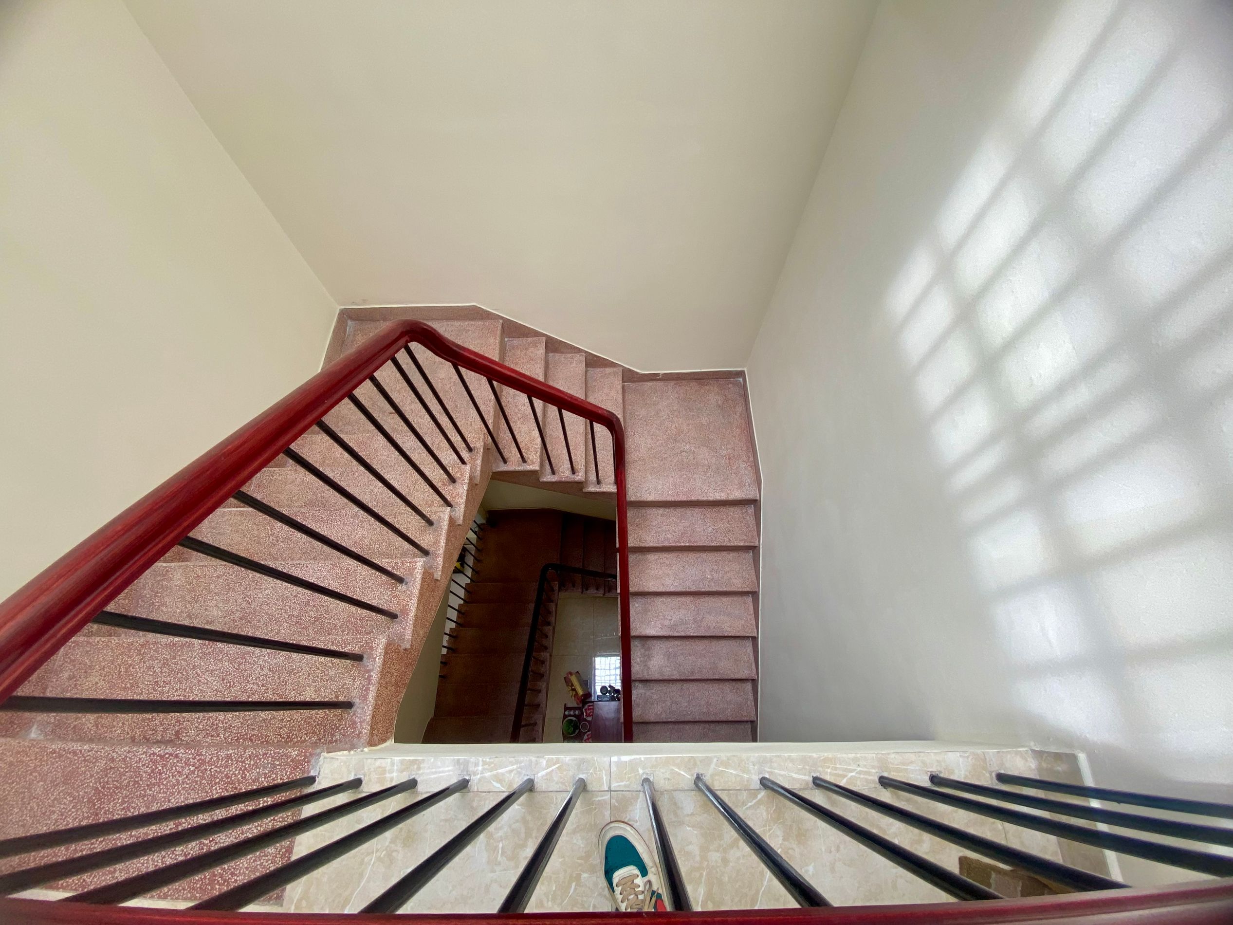 Nhà hẻm xe hơi 8m Trần Thái Tông, 50m2, 3 tầng, chỉ 7.6 tỷ thương lượng, an ninh cao