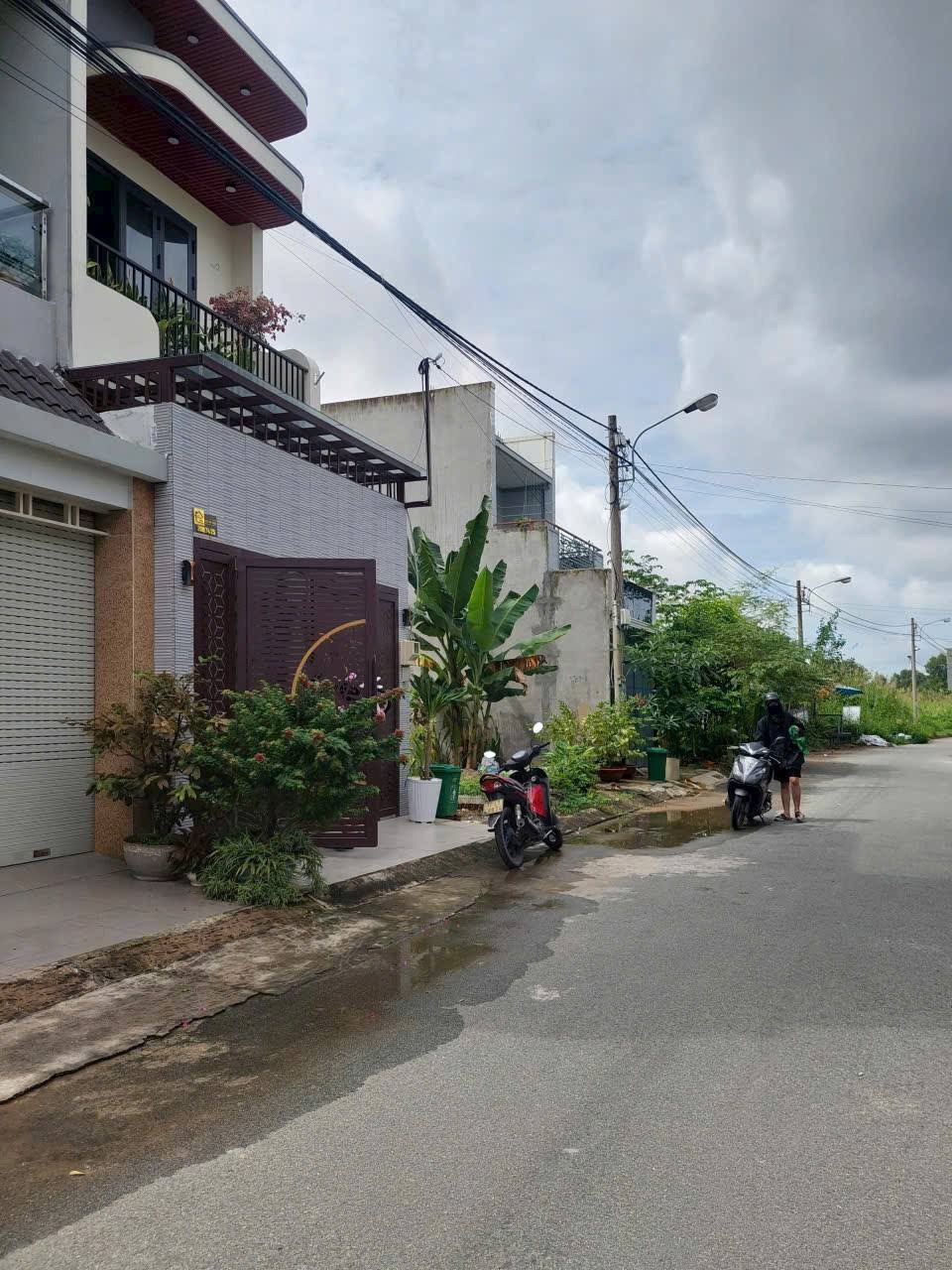 Cần bán gấp lô 140m2 ngay khu tái định cư Phú Đông, đường Hùng Vương 2tỷ1 sang tên