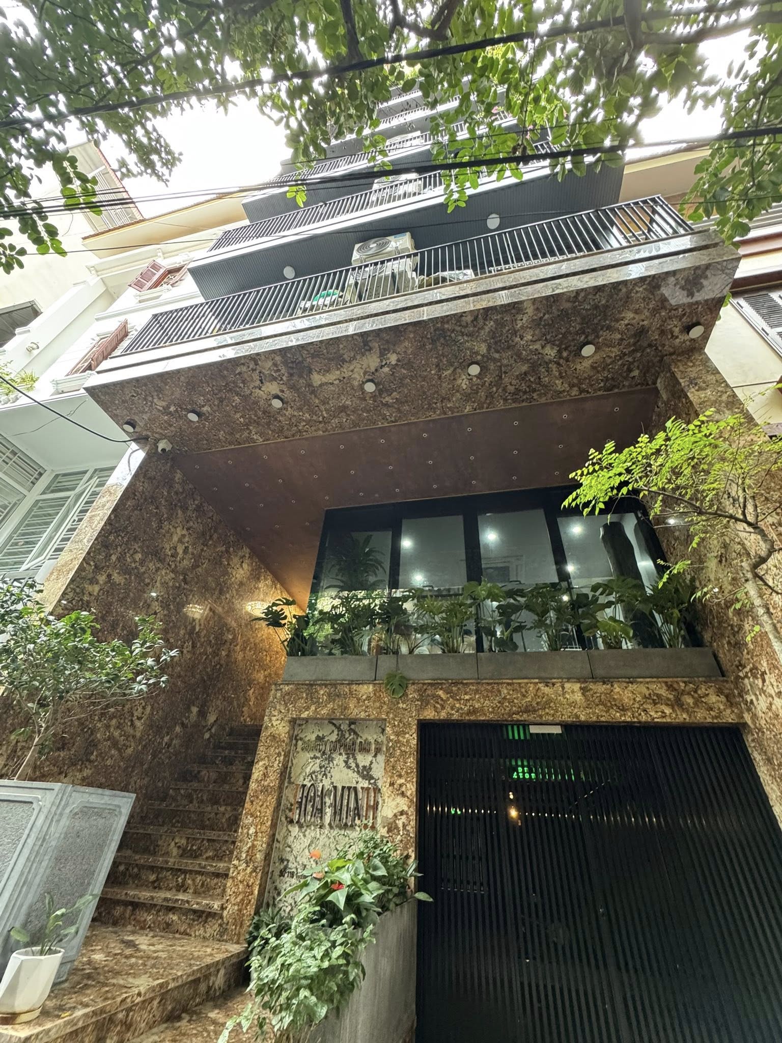 Nhà phố Hoàng Quốc Việt – 9 tầng thang máy – 2 mặt thoáng – full nội thất – cho thuê 140 triệu/tháng