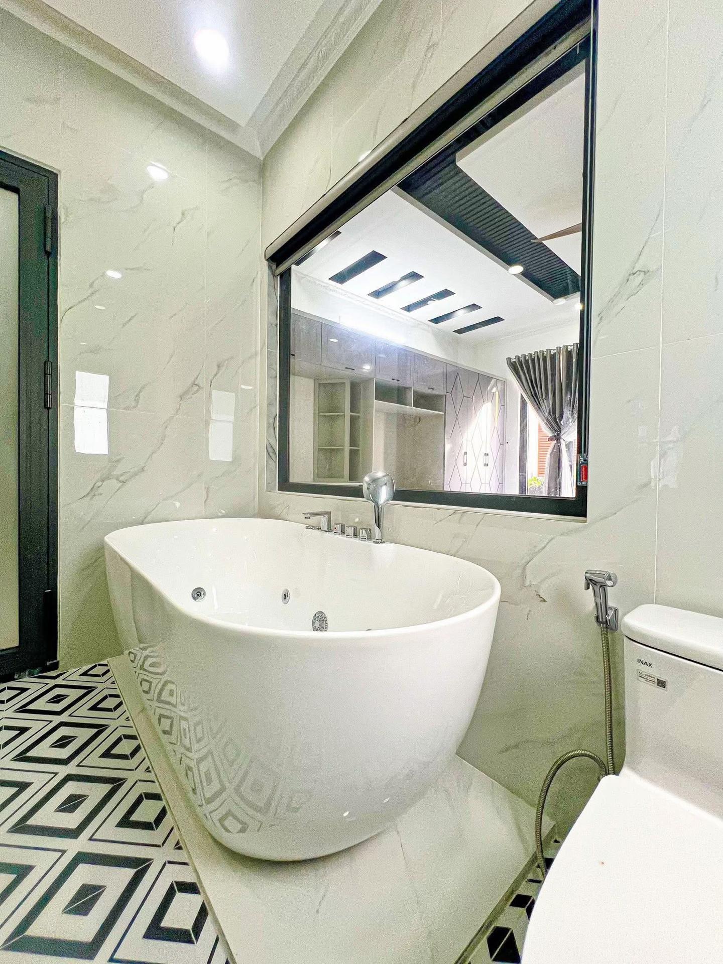 Nhà mới xây 1 trệt 3 lầu, full công năng, gần chợ và trường học Bình Tân