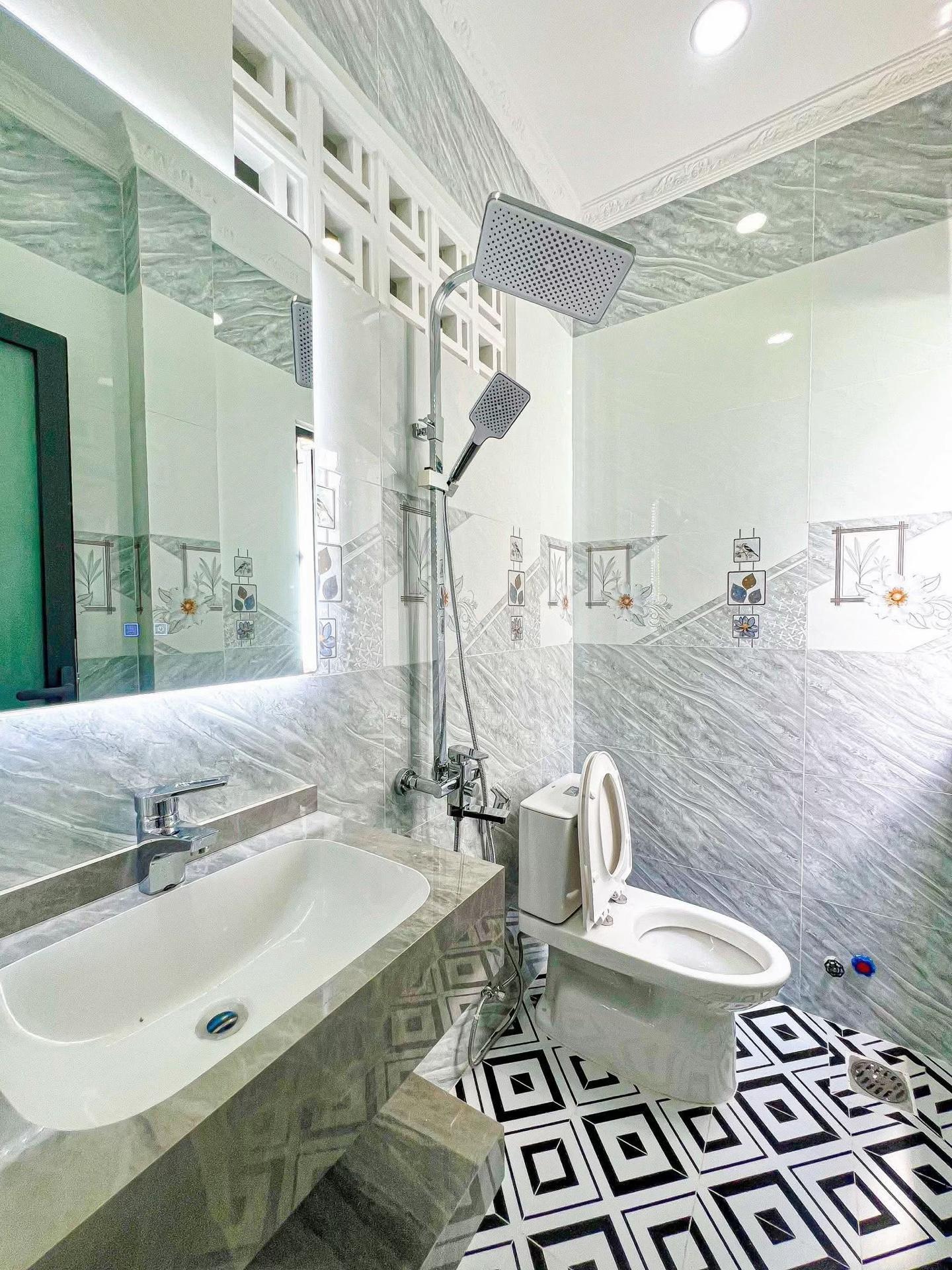 Nhà mới xây 1 trệt 3 lầu, full công năng, gần chợ và trường học Bình Tân