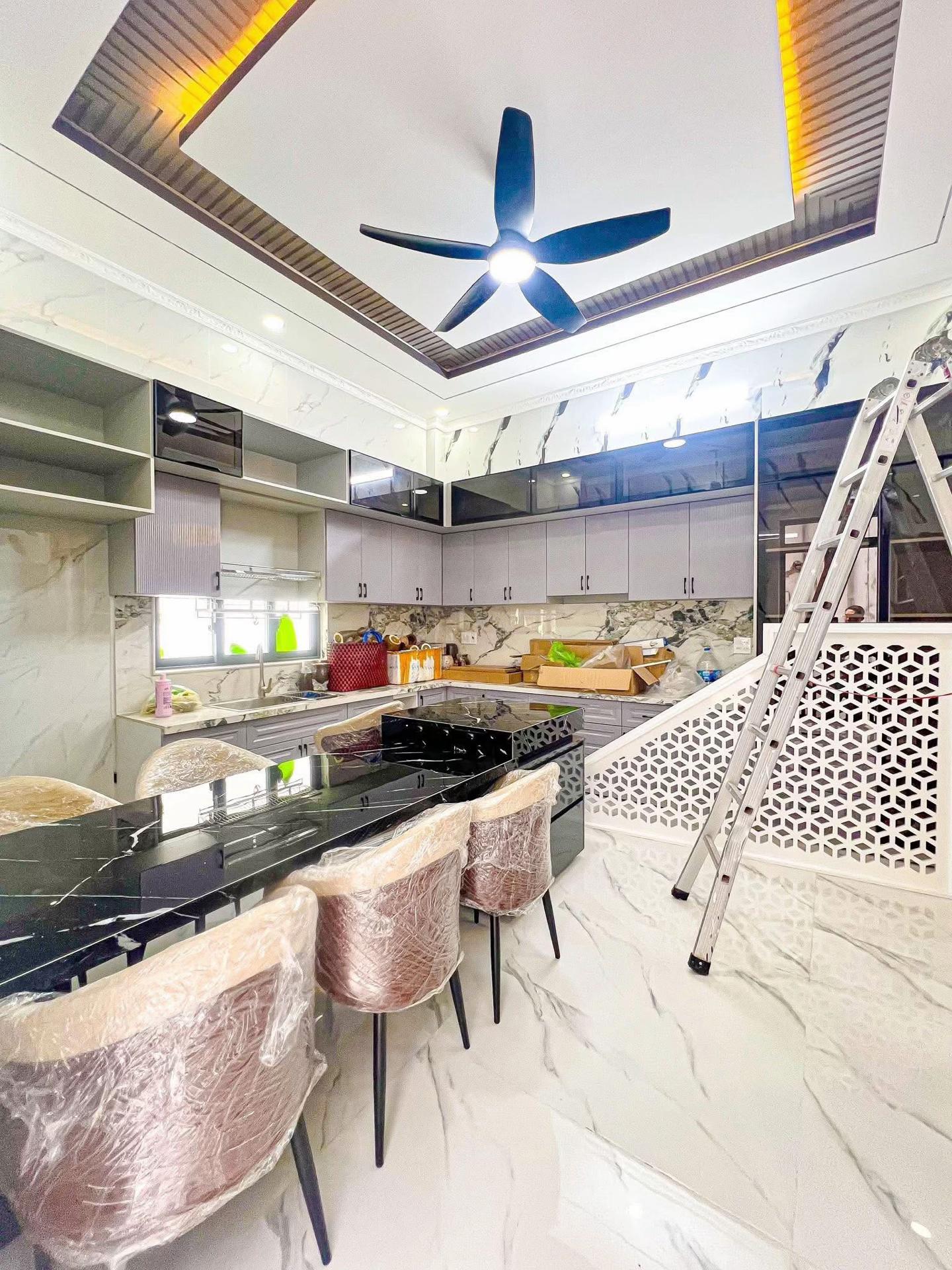 Nhà mới xây 1 trệt 3 lầu, full công năng, gần chợ và trường học Bình Tân