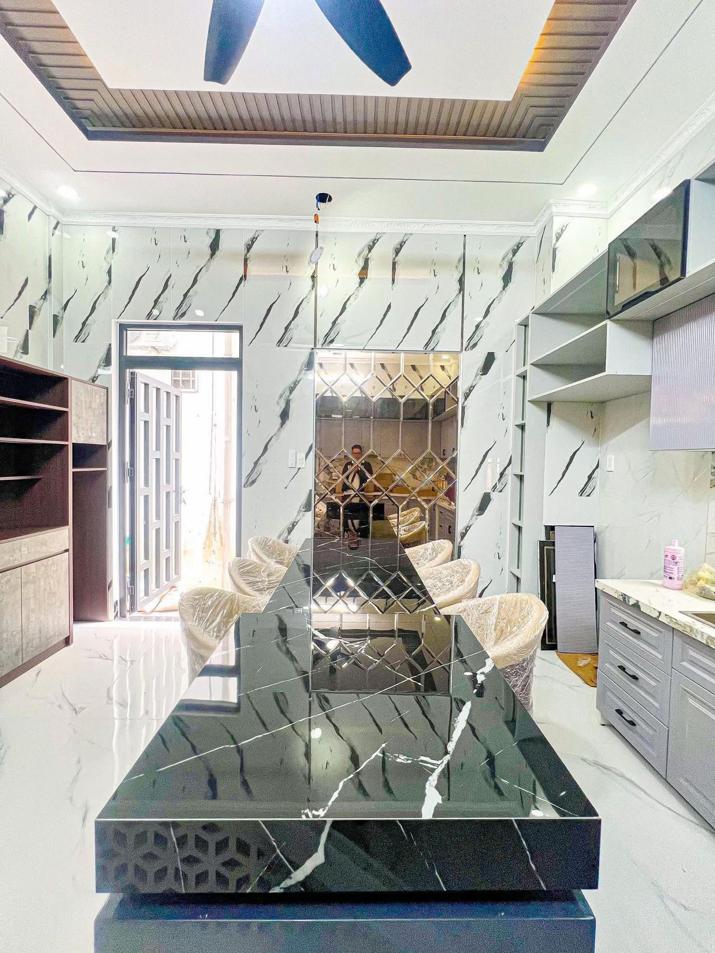 Nhà mới xây 1 trệt 3 lầu, full công năng, gần chợ và trường học Bình Tân