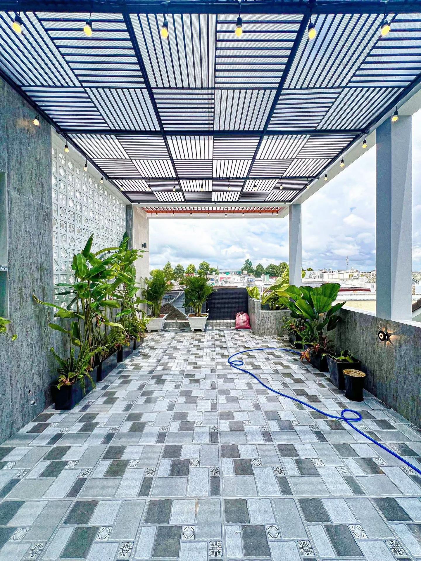 Nhà mới xây 1 trệt 3 lầu, full công năng, gần chợ và trường học Bình Tân