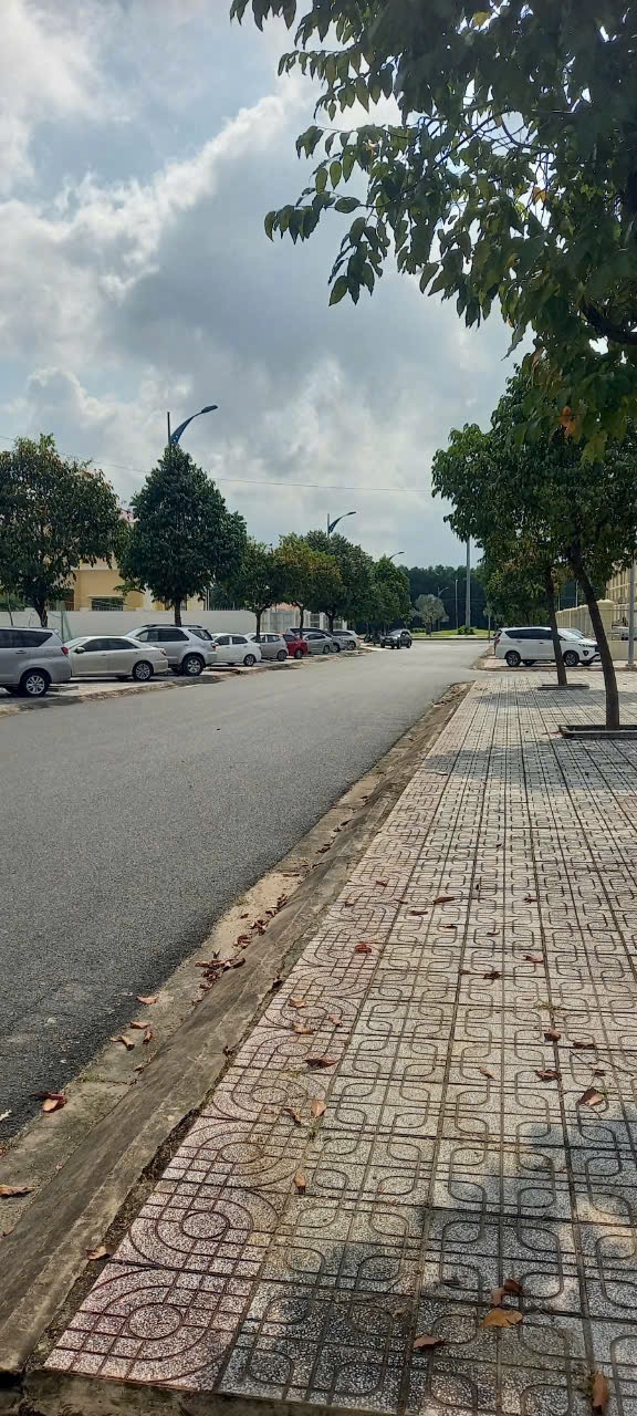 Cần bán gấp lô 140m2 ngay khu tái định cư Phú Đông, đường Hùng Vương 2tỷ1 sang tên