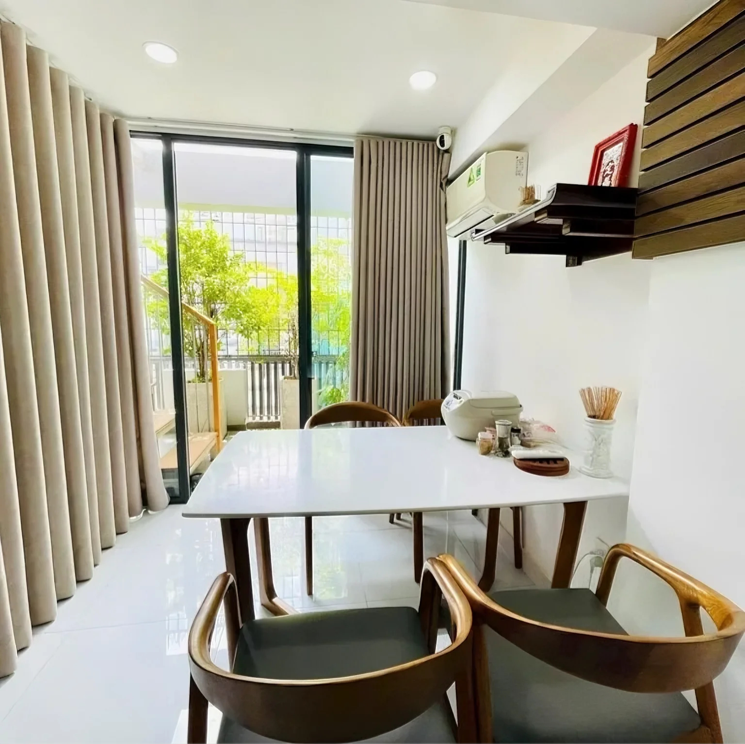 Phòng ăn bất động sản nhà phố HXH