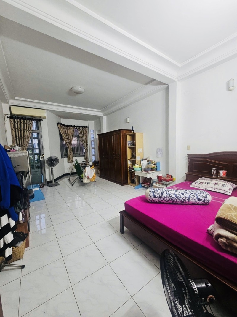 Bán nhà hẻm 8m Thành Thái, ngang 4.2m, 6 phòng ngủ, sổ vuông, nhà mới, khu phân lô, giá tốt