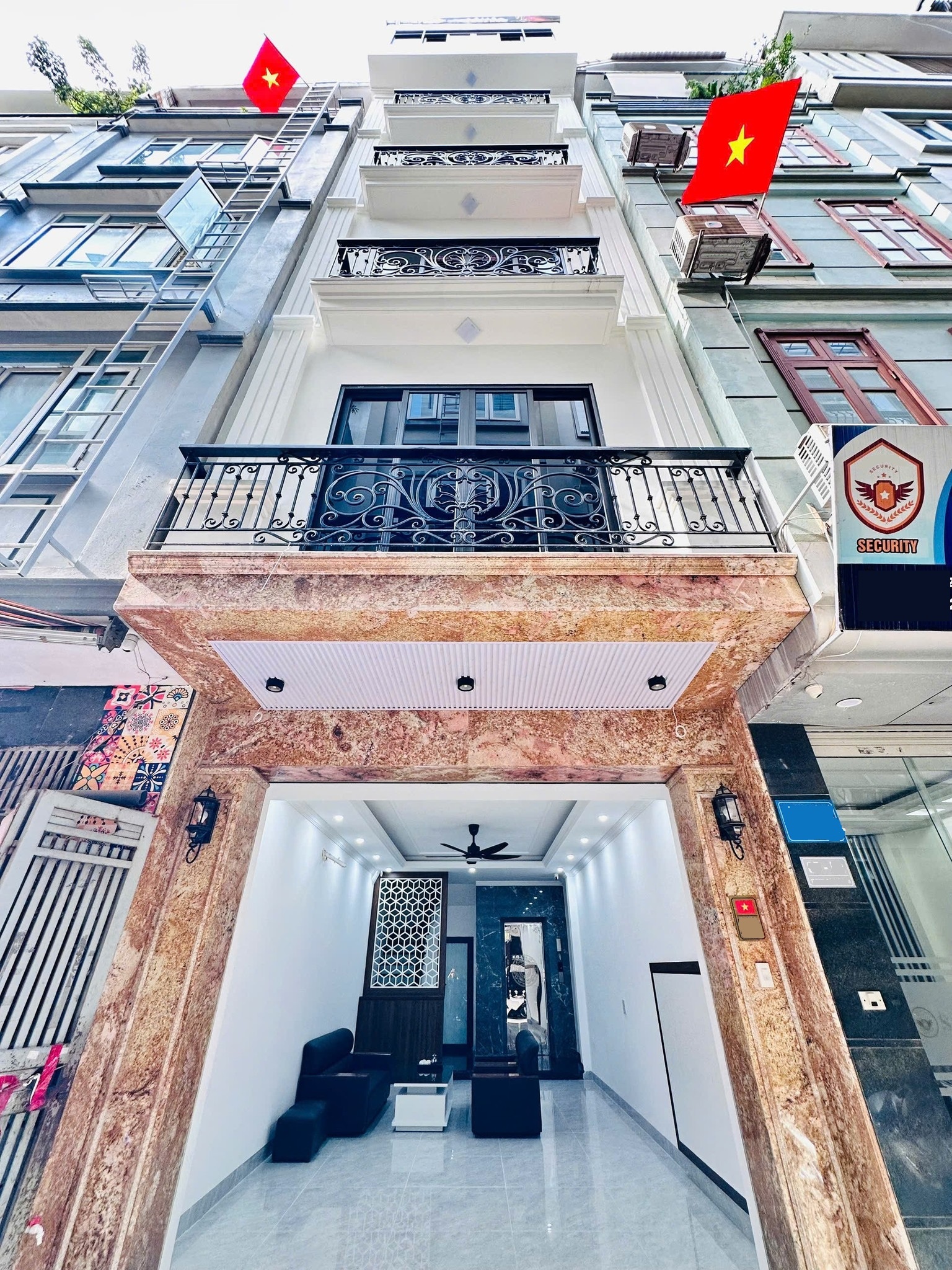 Bán nhà Trần Quốc Hoàn, Cầu Giấy, 7 tầng, thang máy, khu phân lô, ô tô vào nhà