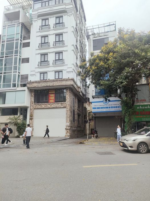 Bán nhà mặt phố Lạc Long Quân, Tây Hồ, lô góc, 3 thoáng, view Hồ Tây, 6 tầng thang máy