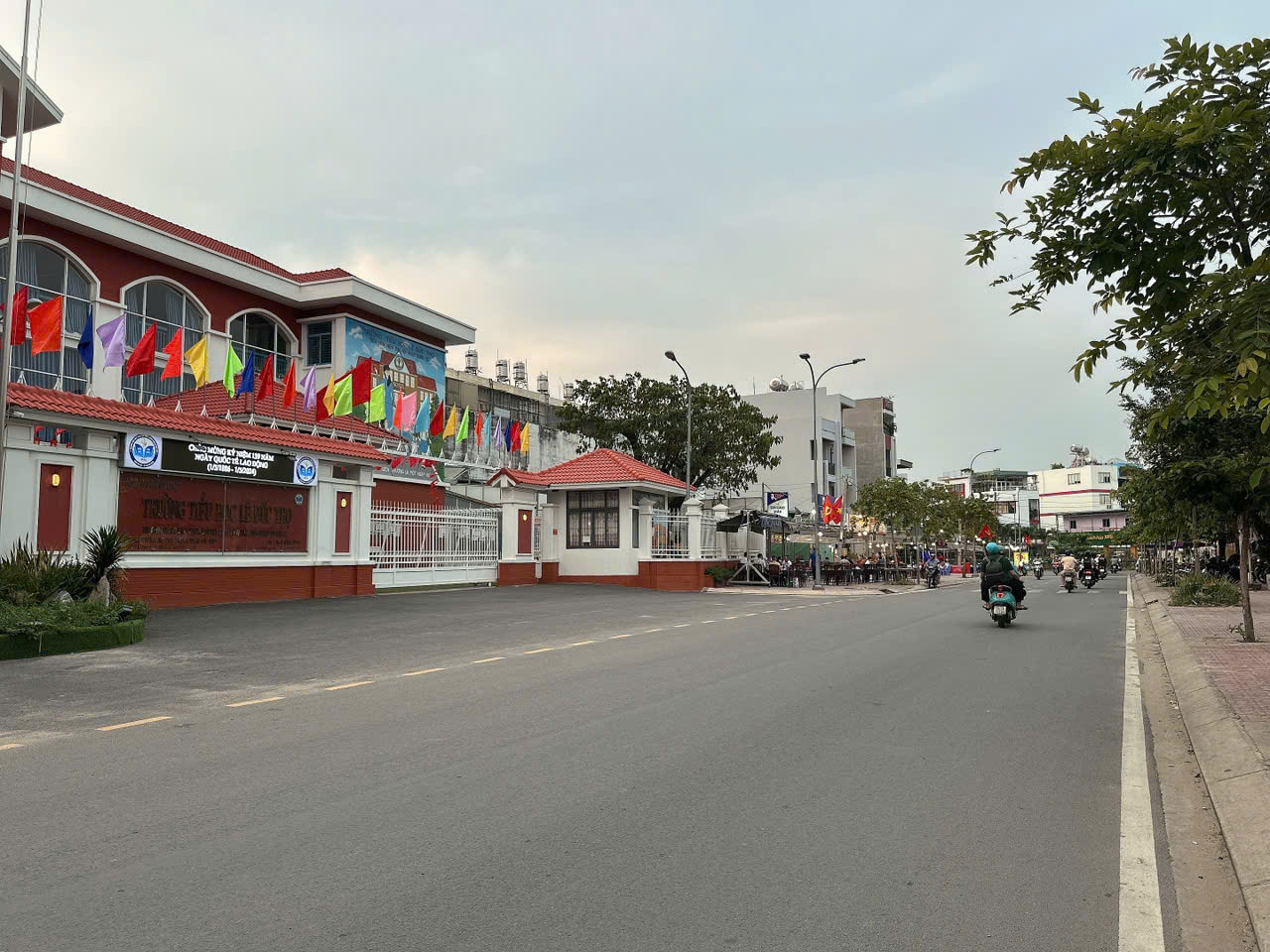 Bán gấp nhà đẹp hẻm 616 Lê Đức Thọ ngang 10m 220m2 khu Osimi có gara sân vườn 22,3 tỷ