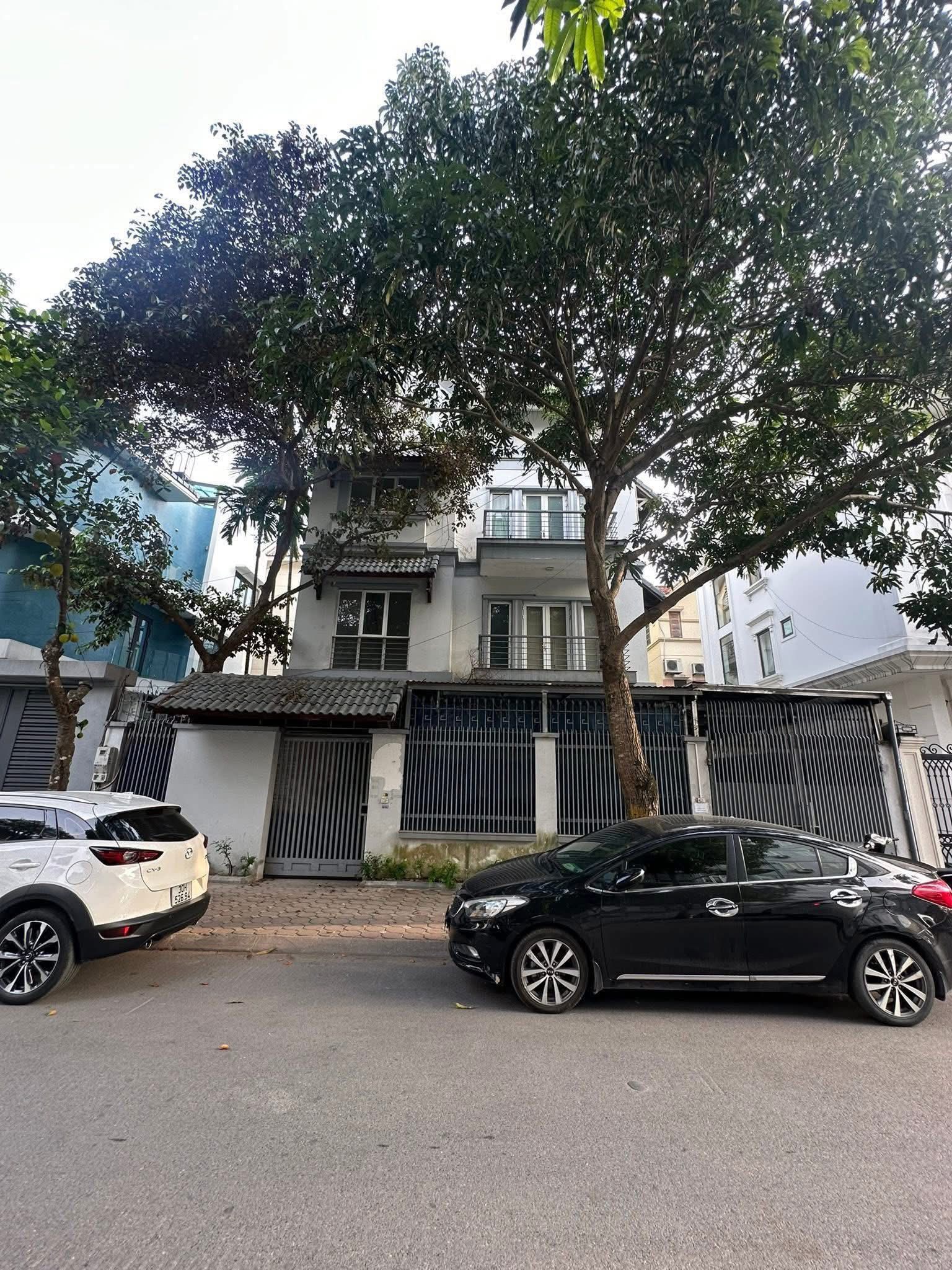 Bán biệt thự Dịch Vọng, Cầu Giấy, 200m2, 4 tầng, mặt tiền 14m