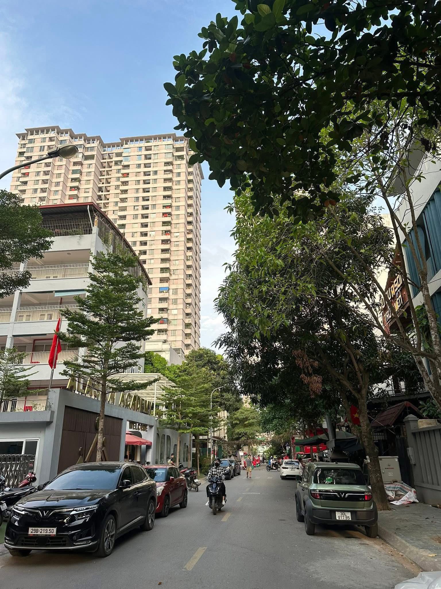 Bán biệt thự Dịch Vọng, Cầu Giấy, 200m2, 4 tầng, mặt tiền 14m