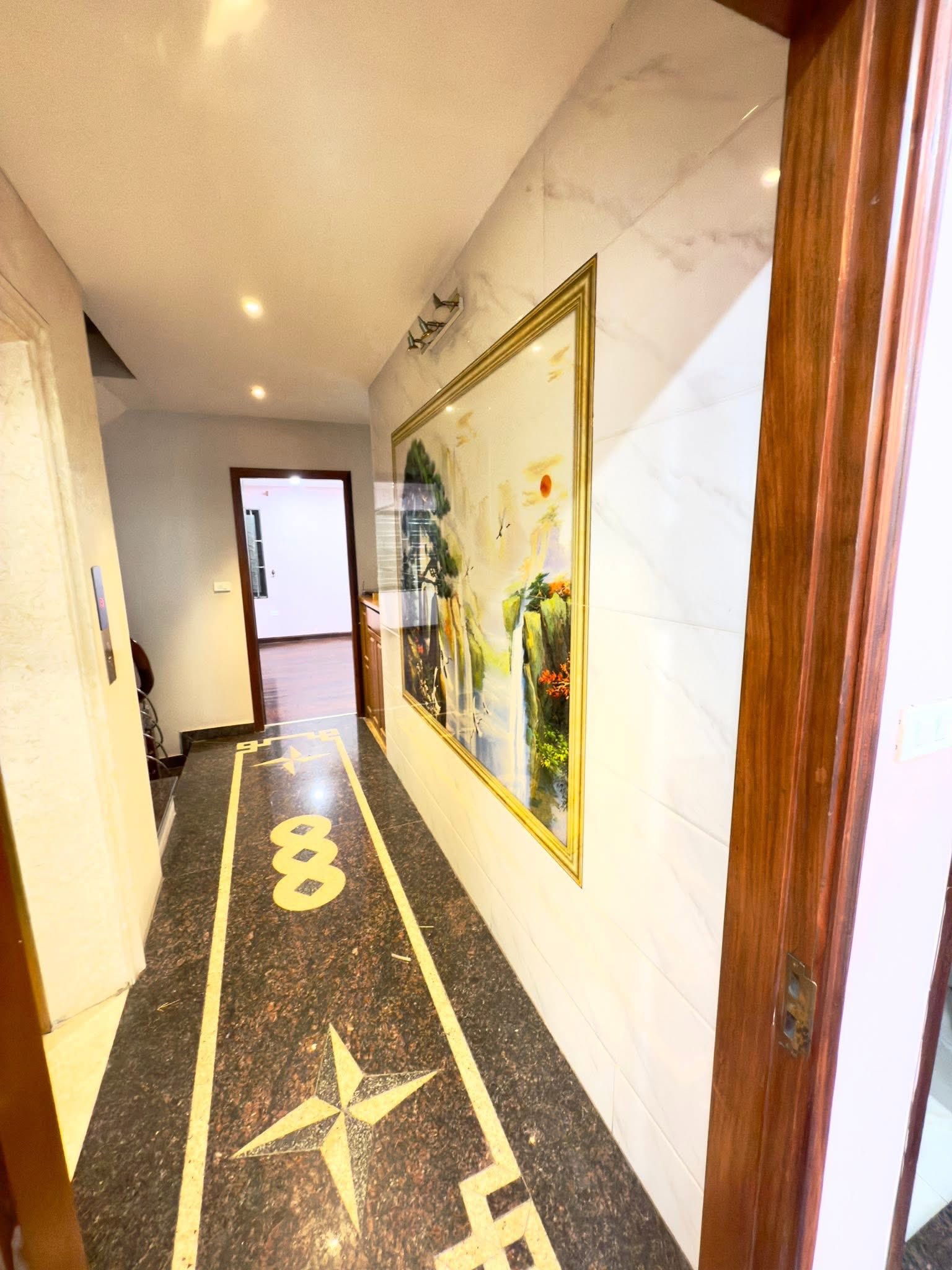 Bán tòa nhà mặt phố Thịnh Quang, diện tích 100m2, xây 9 tầng, thang máy