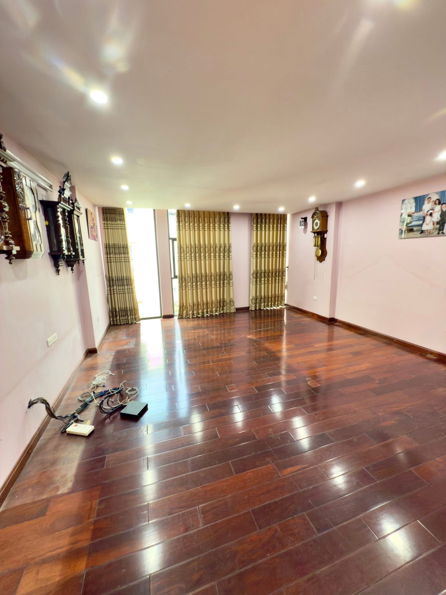 Bán tòa nhà mặt phố Thịnh Quang, diện tích 100m2, xây 9 tầng, thang máy