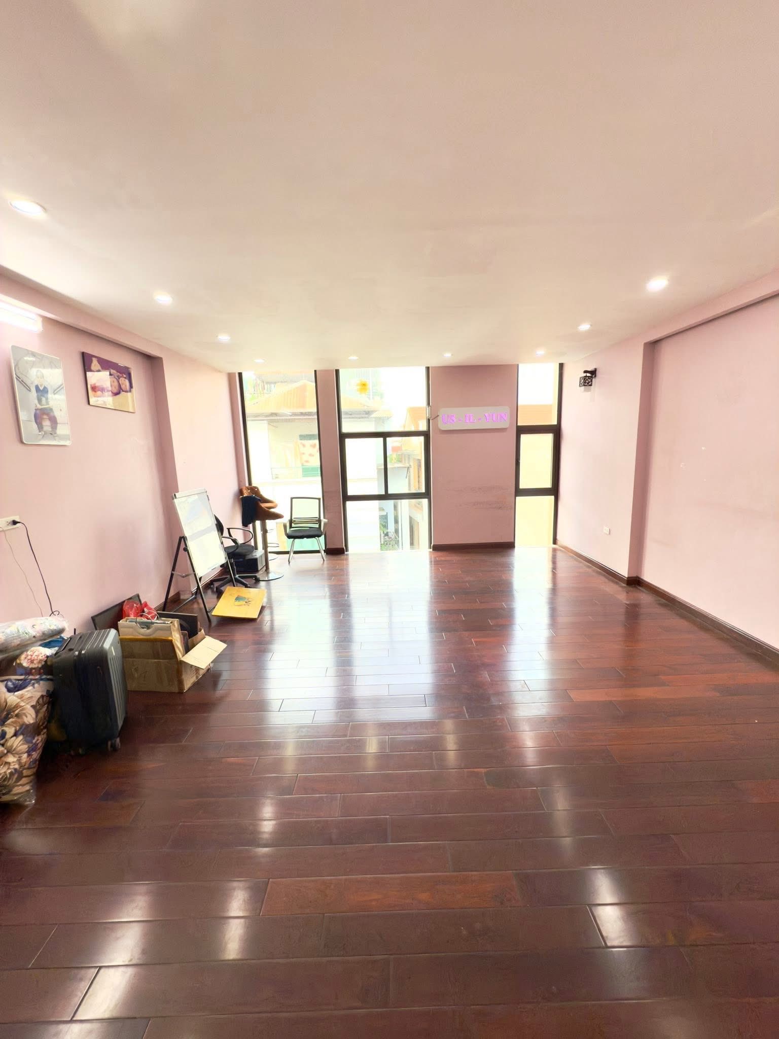 Bán tòa nhà mặt phố Thịnh Quang, diện tích 100m2, xây 9 tầng, thang máy