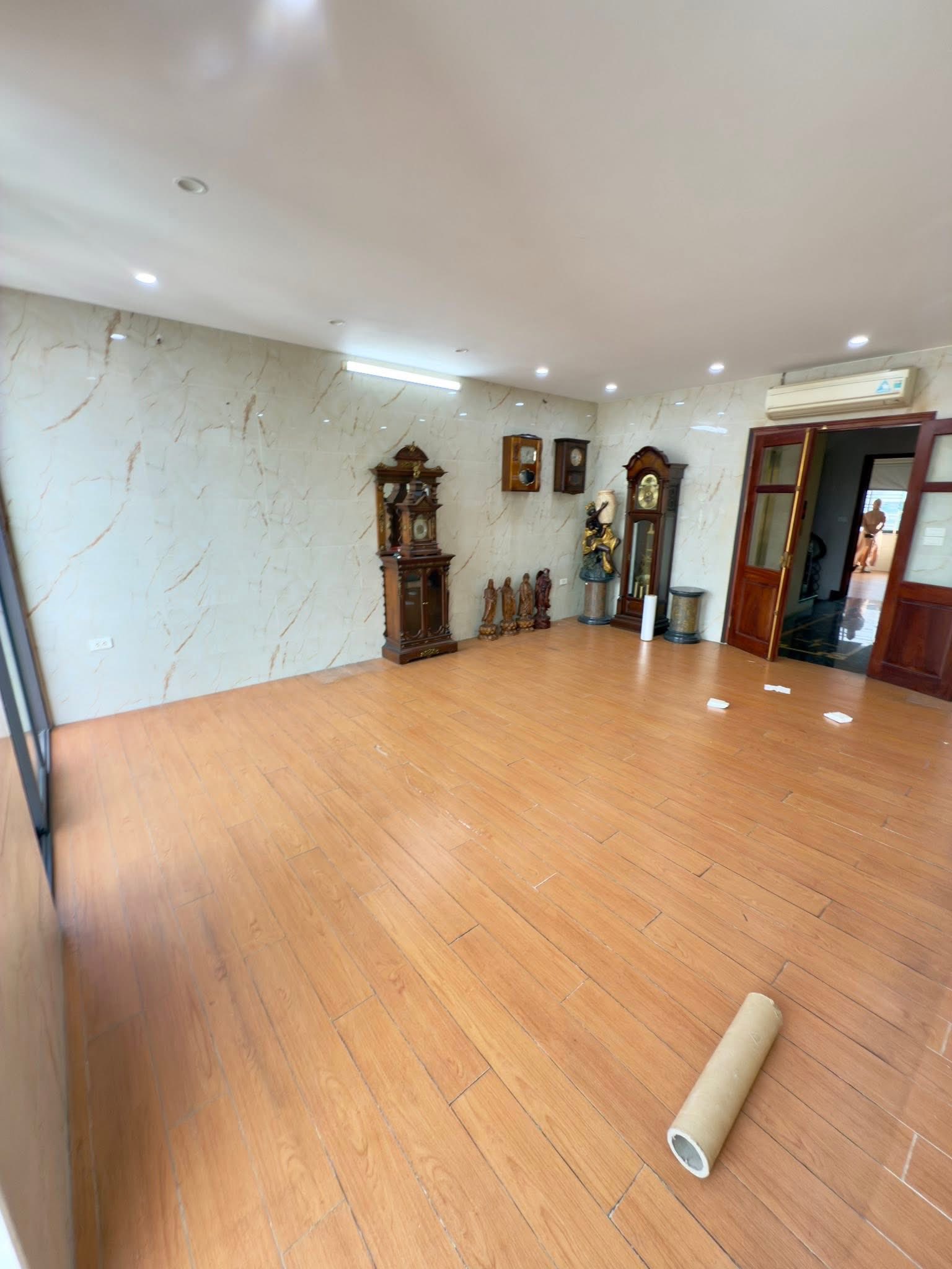 Bán tòa nhà mặt phố Thịnh Quang, diện tích 100m2, xây 9 tầng, thang máy