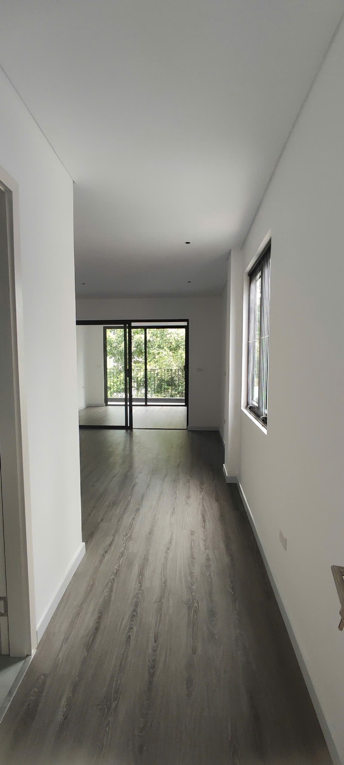 Bán nhà đẹp Lạc Long Quân, 63m2, 5 tầng, mặt tiền 4.5m, thang máy, ngõ thông Nhật Chiêu, vài bước ra Hồ