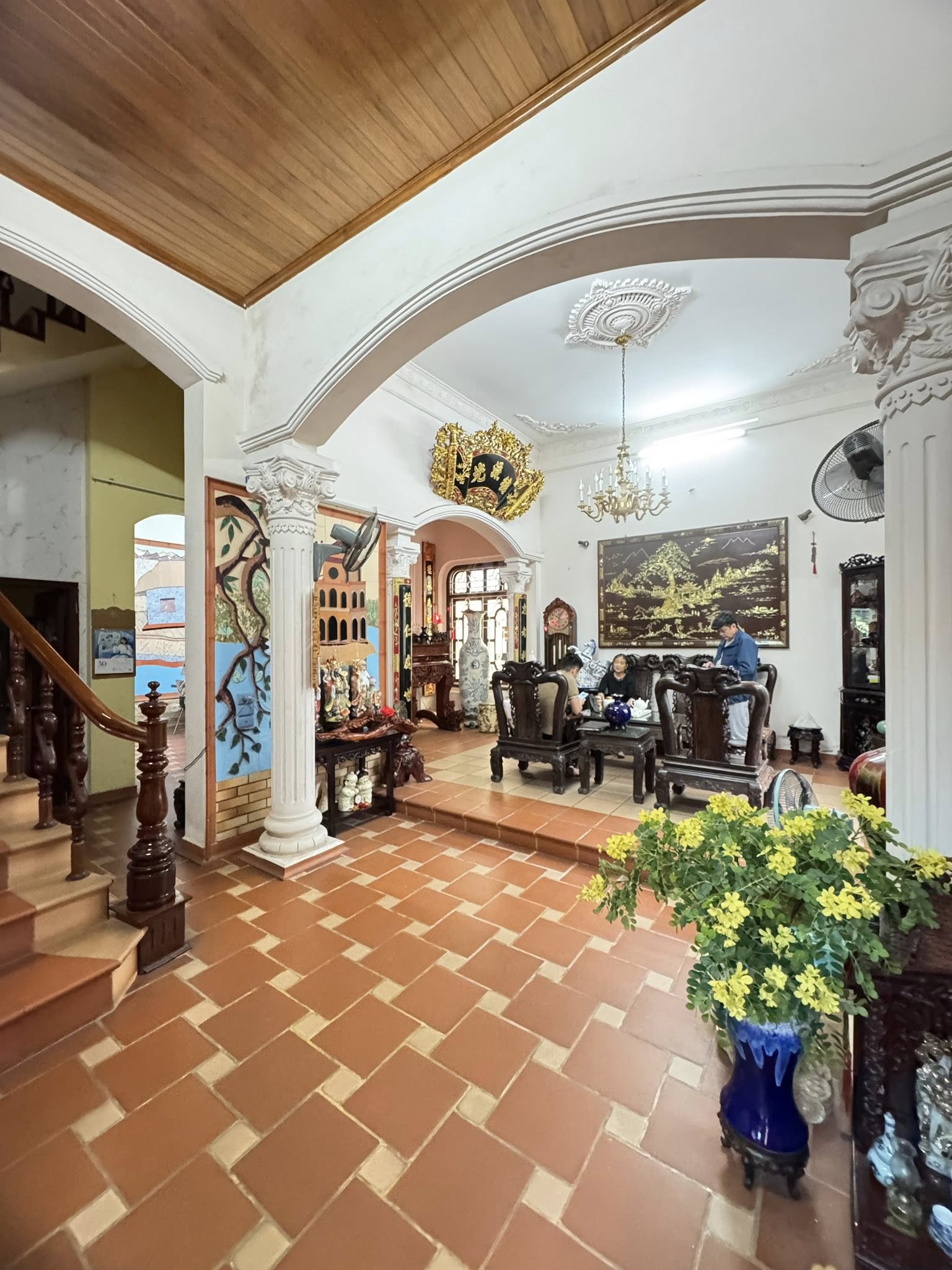 Bán biệt thự vip đường Vương Thừa Vũ, 300m2, 3 tầng, lô góc