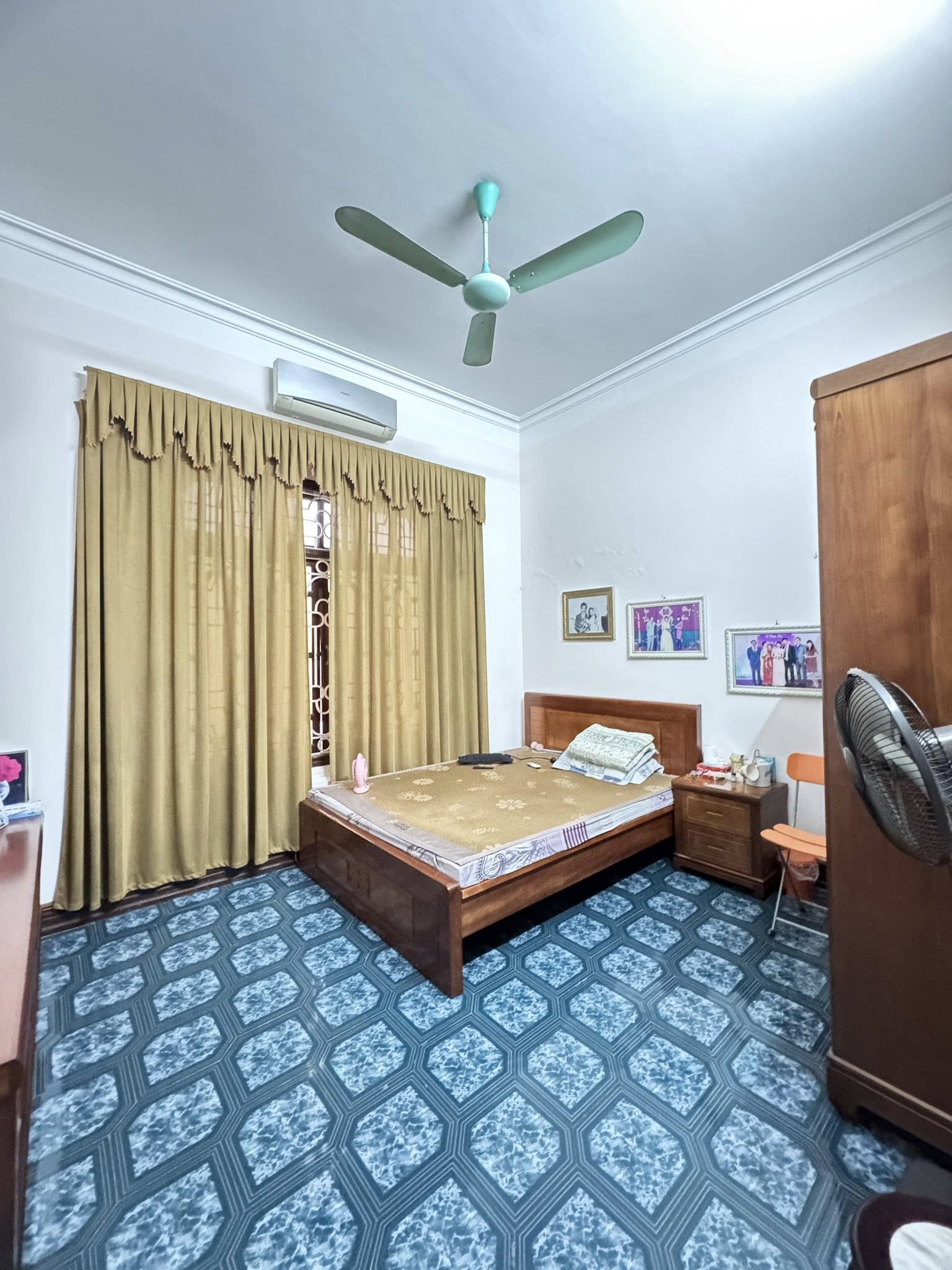 Bán biệt thự vip đường Vương Thừa Vũ, 300m2, 3 tầng, lô góc