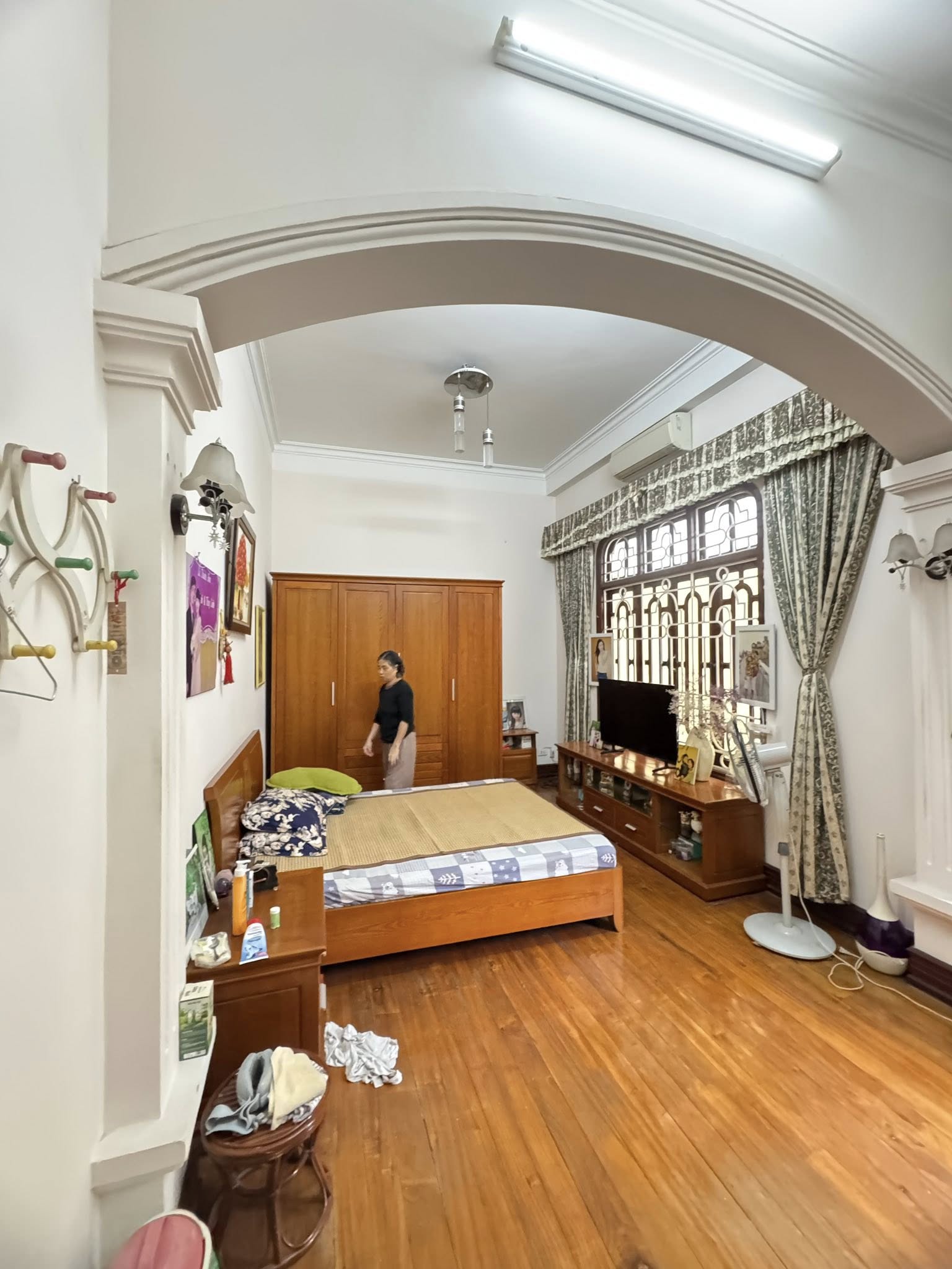 Bán biệt thự vip đường Vương Thừa Vũ, 300m2, 3 tầng, lô góc