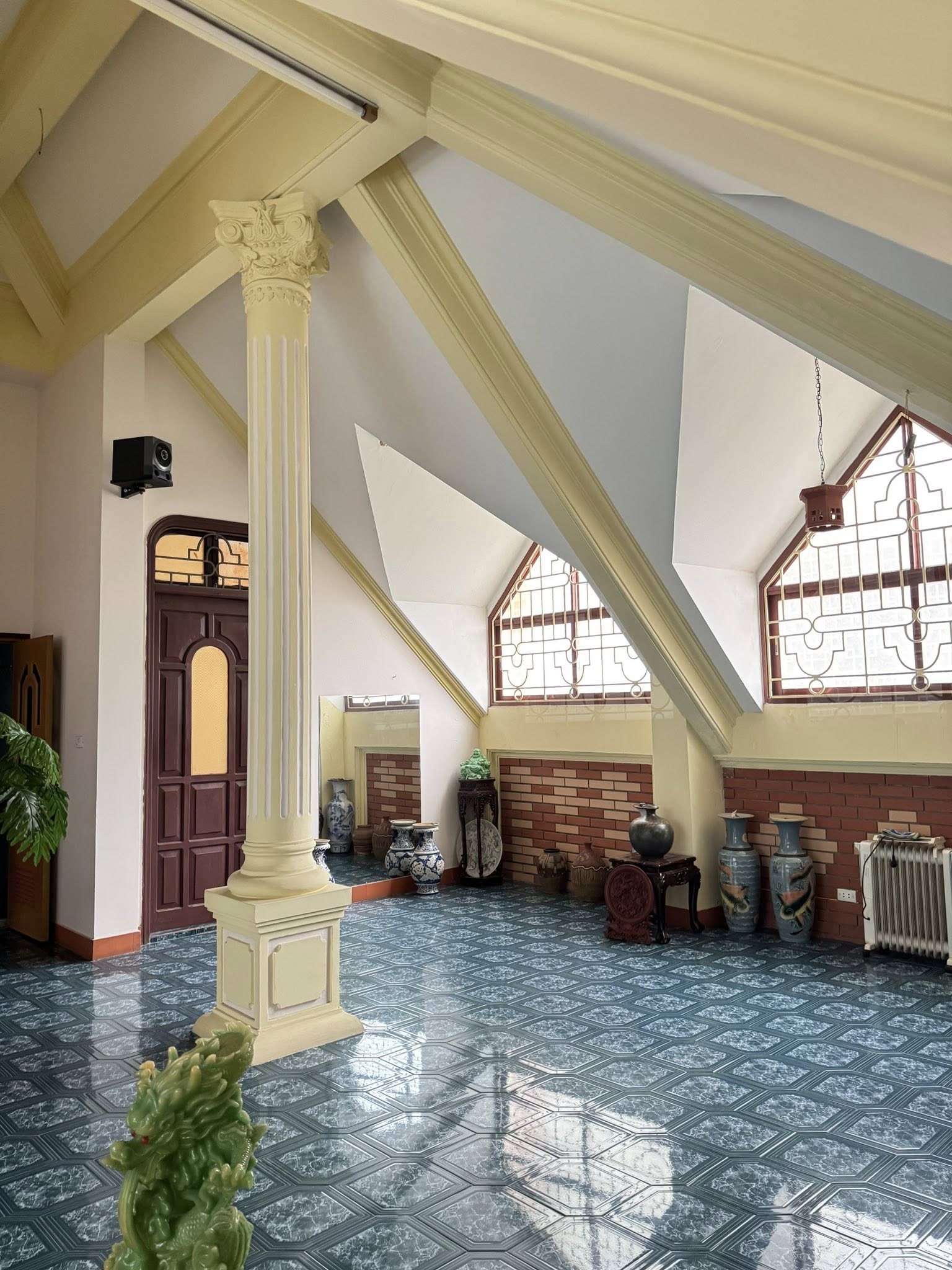 Bán biệt thự vip đường Vương Thừa Vũ, 300m2, 3 tầng, lô góc