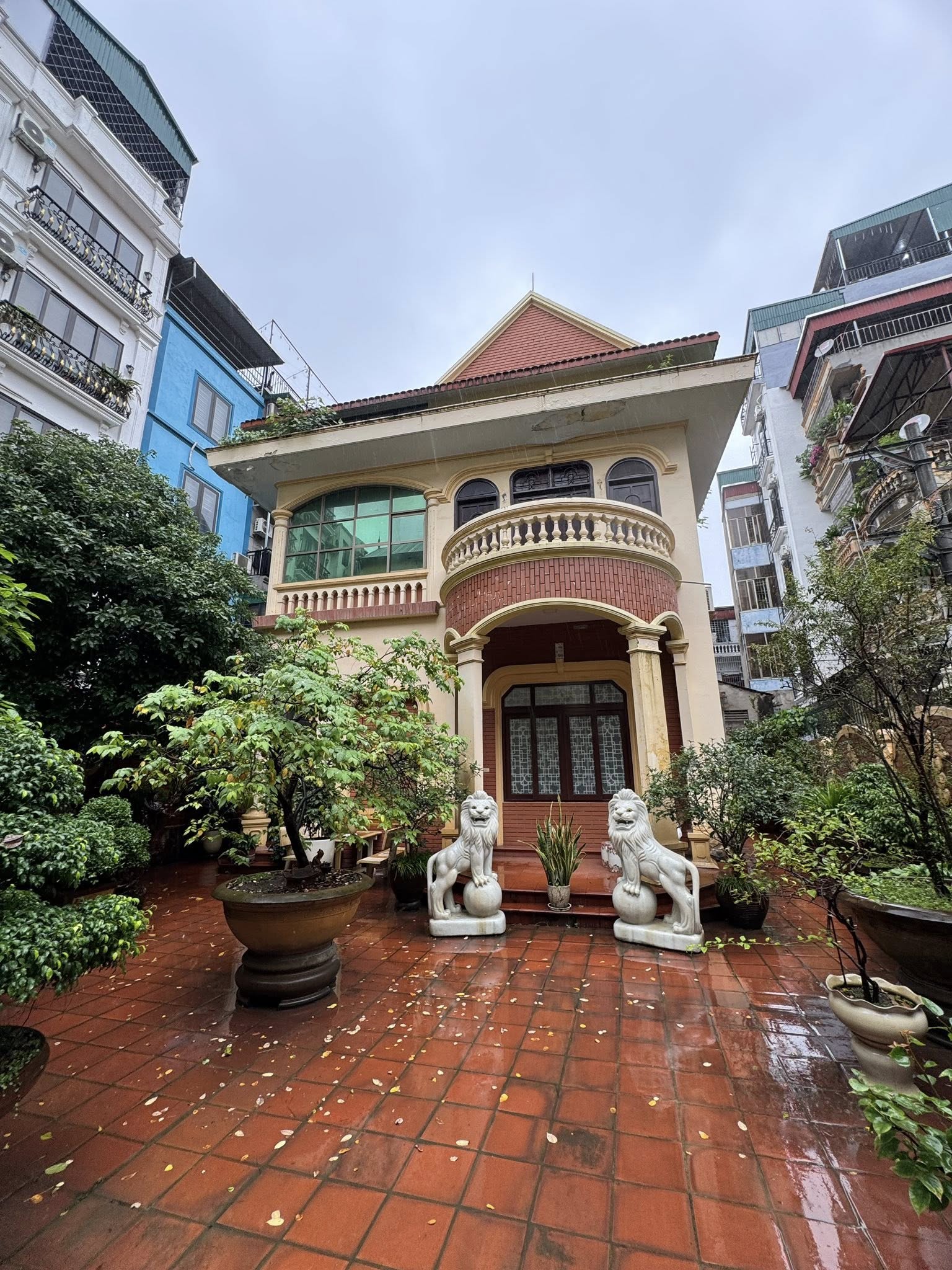 Bán biệt thự vip đường Vương Thừa Vũ, 300m2, 3 tầng, lô góc