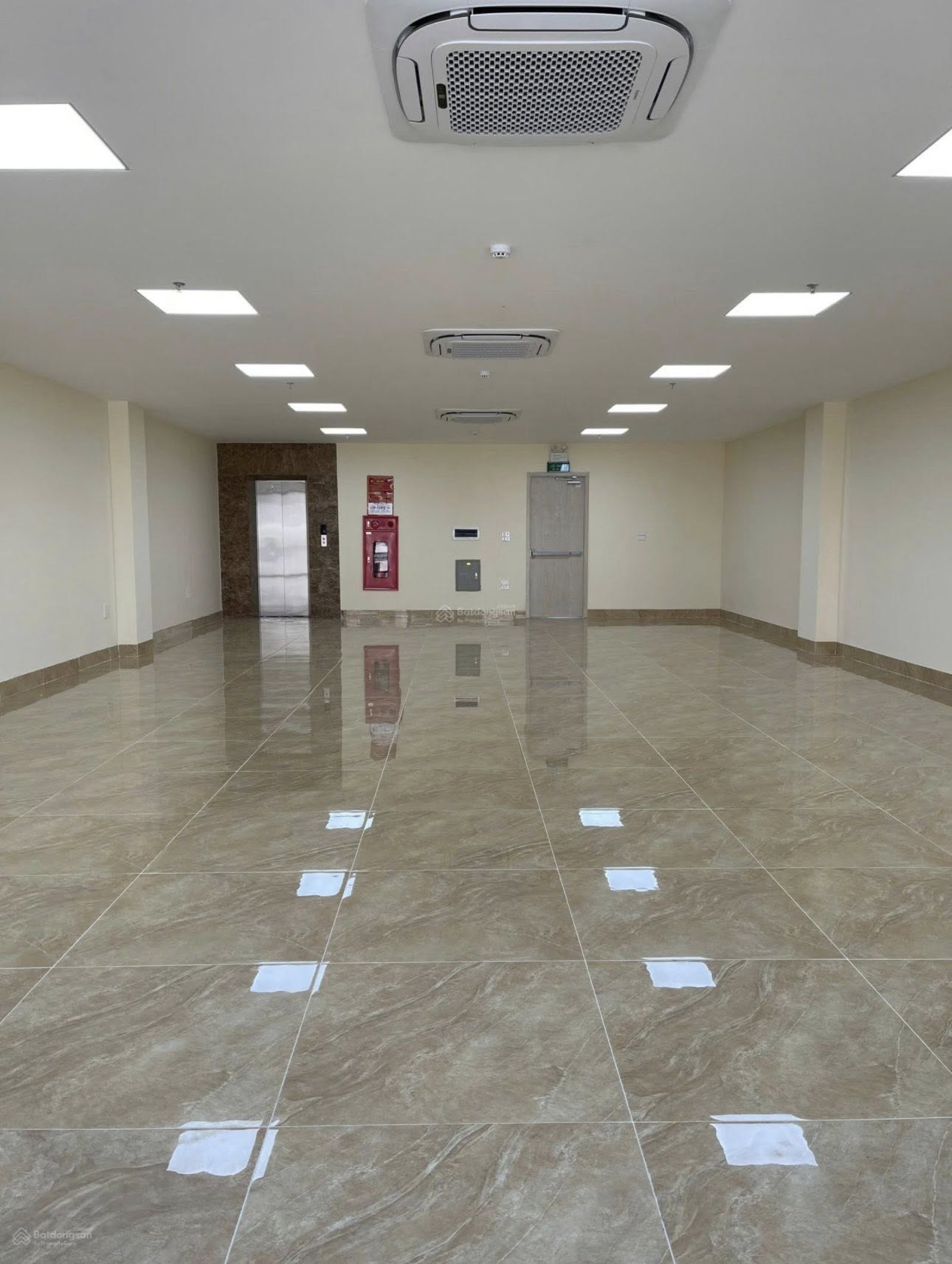 Bán tòa nhà văn phòng đường Phú Diễn, 150m2, 7 tầng, thang máy