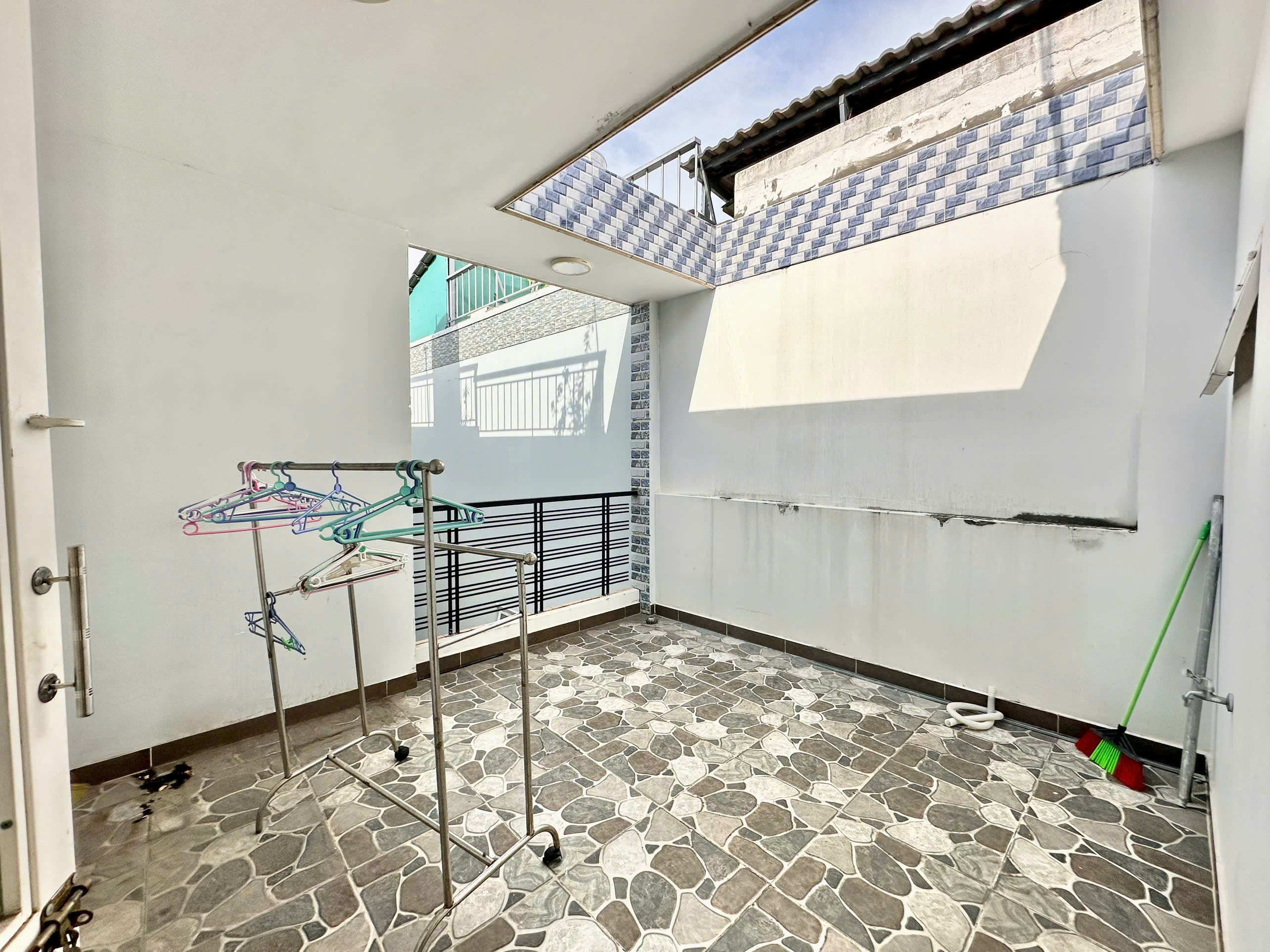 120 Thích Quảng Đức, Phú Nhuận, 4 tầng 5 phòng ngủ, 4wc, giá 19 triệu/tháng