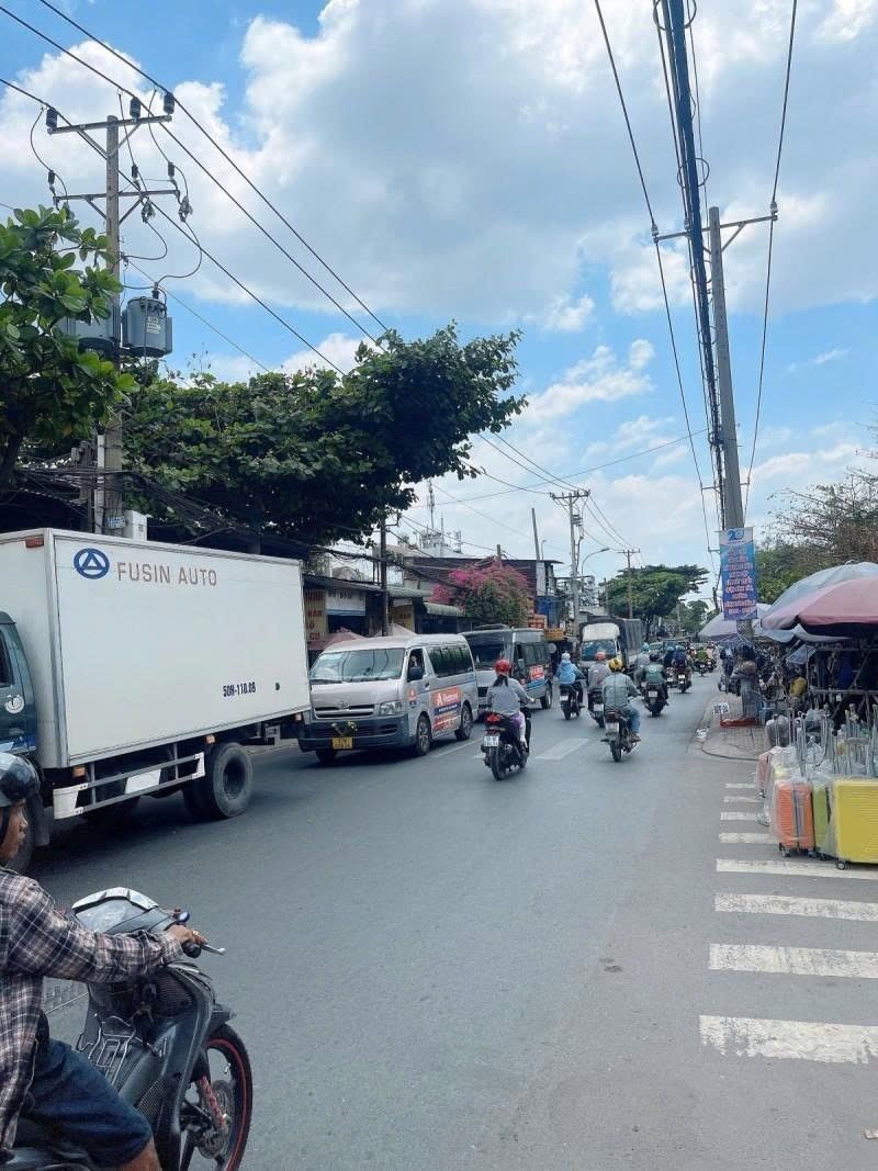 Mặt tiền kinh doanh Bình Long, 165m2, ngang 7.3m, cho thuê 30 triệu/tháng, gần AEON, kinh doanh sầm uất, chỉ 16 tỷ