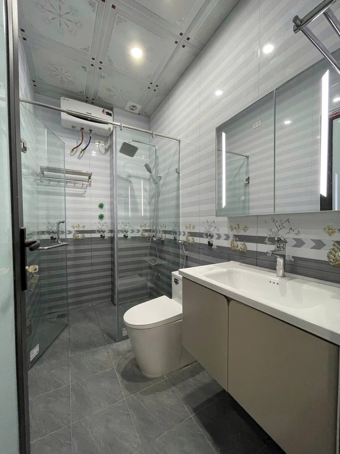 Bán căn nhà 4,5 tầng mặt phố An Phú, Hải Dương, 67,5m2, 4 ngủ, thang máy, 6,5 tỷ