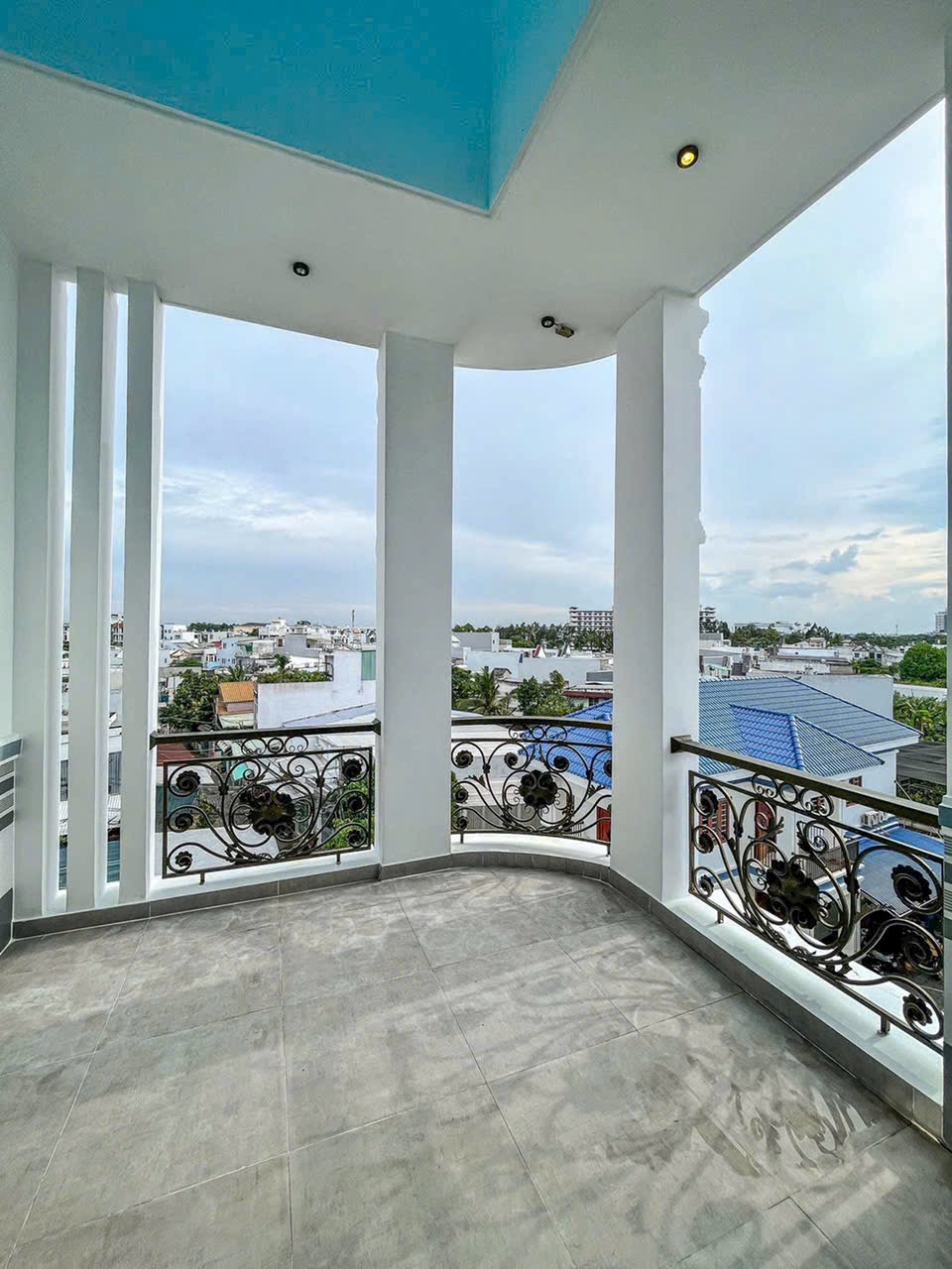 Bán nhà mới 3 lầu 4 phòng ngủ, có gara để ô tô hẻm 567 Hồ Búng Xáng, giá bán 3,59 tỷ