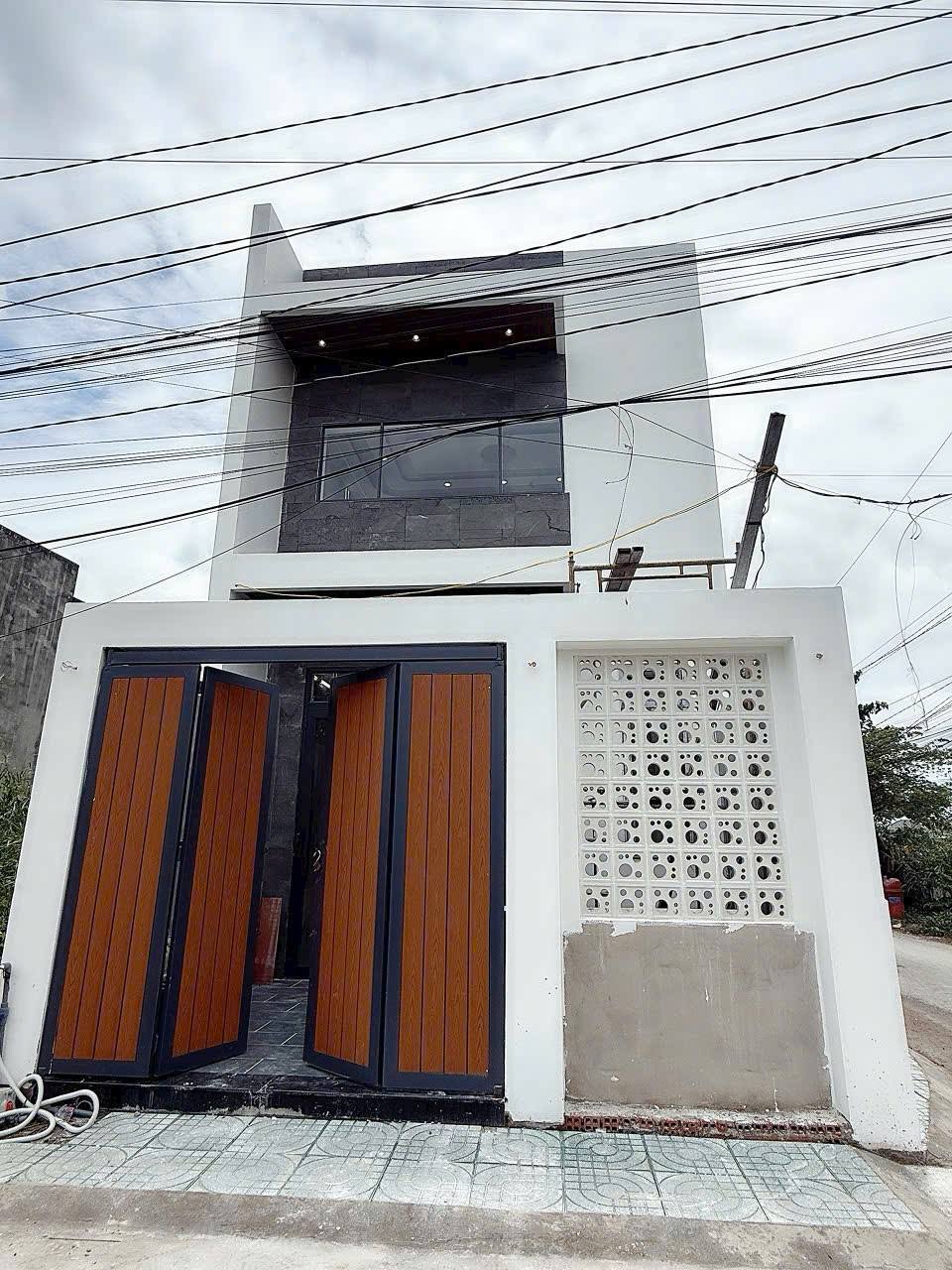 Bán nhà góc 2 mặt tiền, gần chợ Mỹ Hạnh Nam, giá chỉ 2,29 tỷ